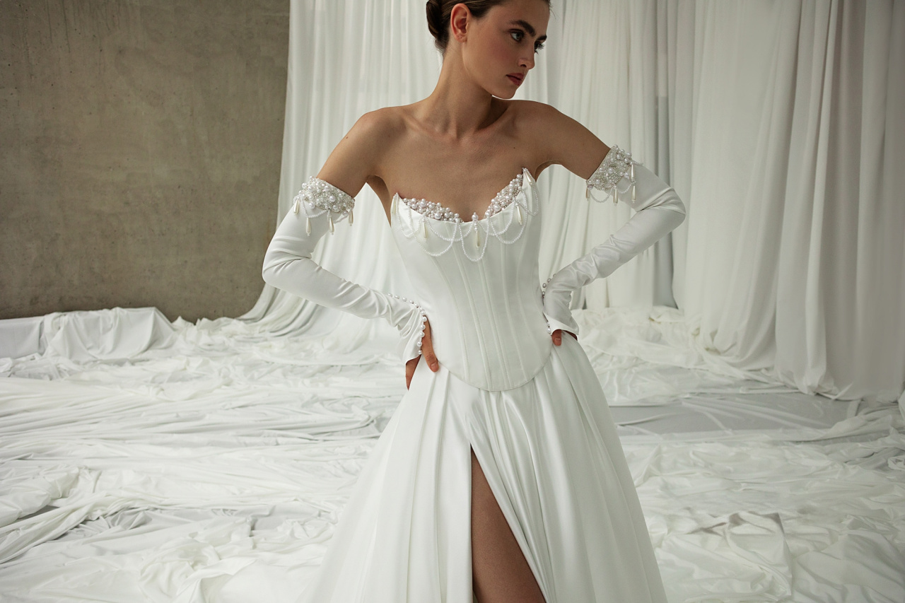 Роскошный свадебный комплект с корсетом и атласной юбкой фото