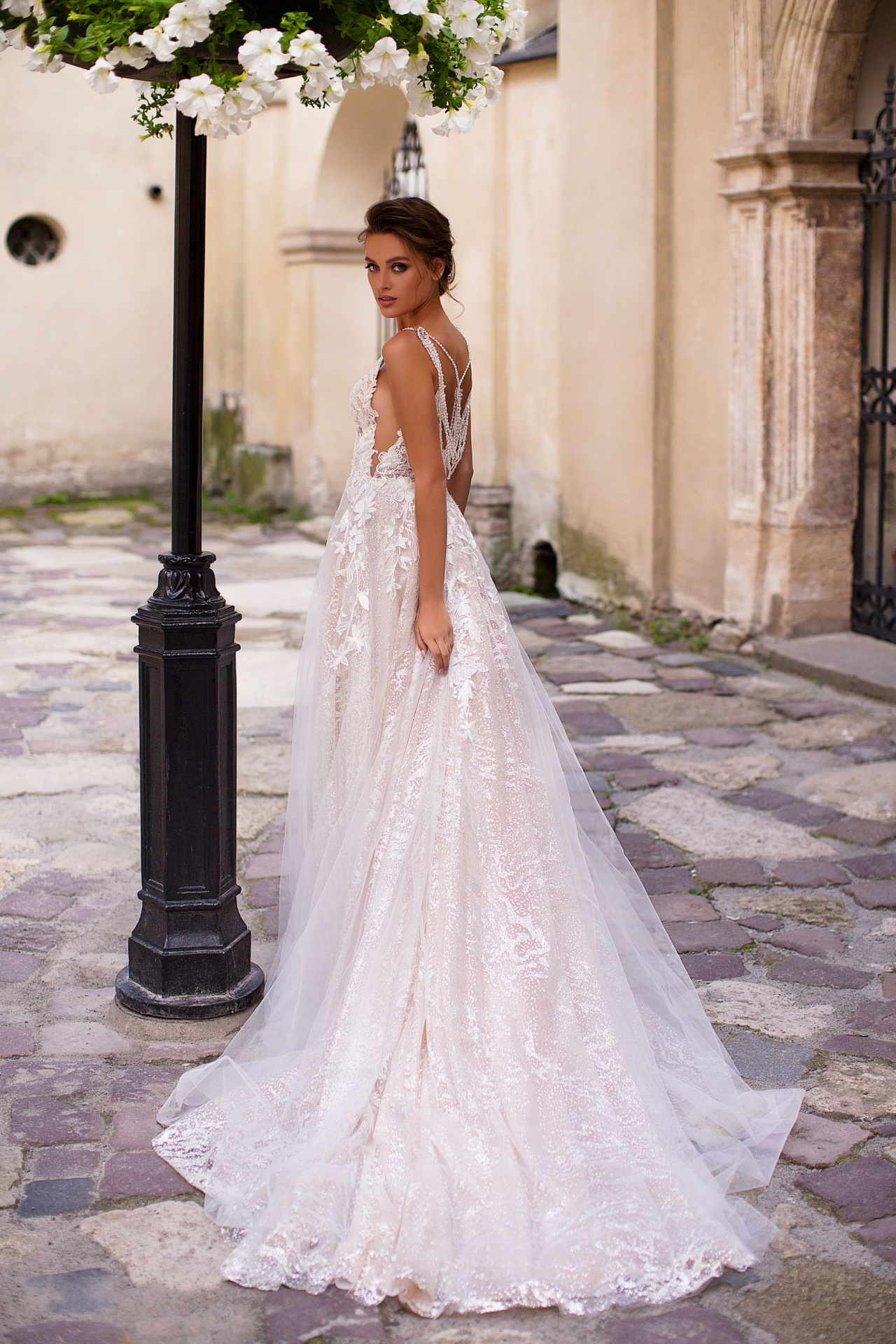 Роскошное блестящее платье на тонких бретелях фото