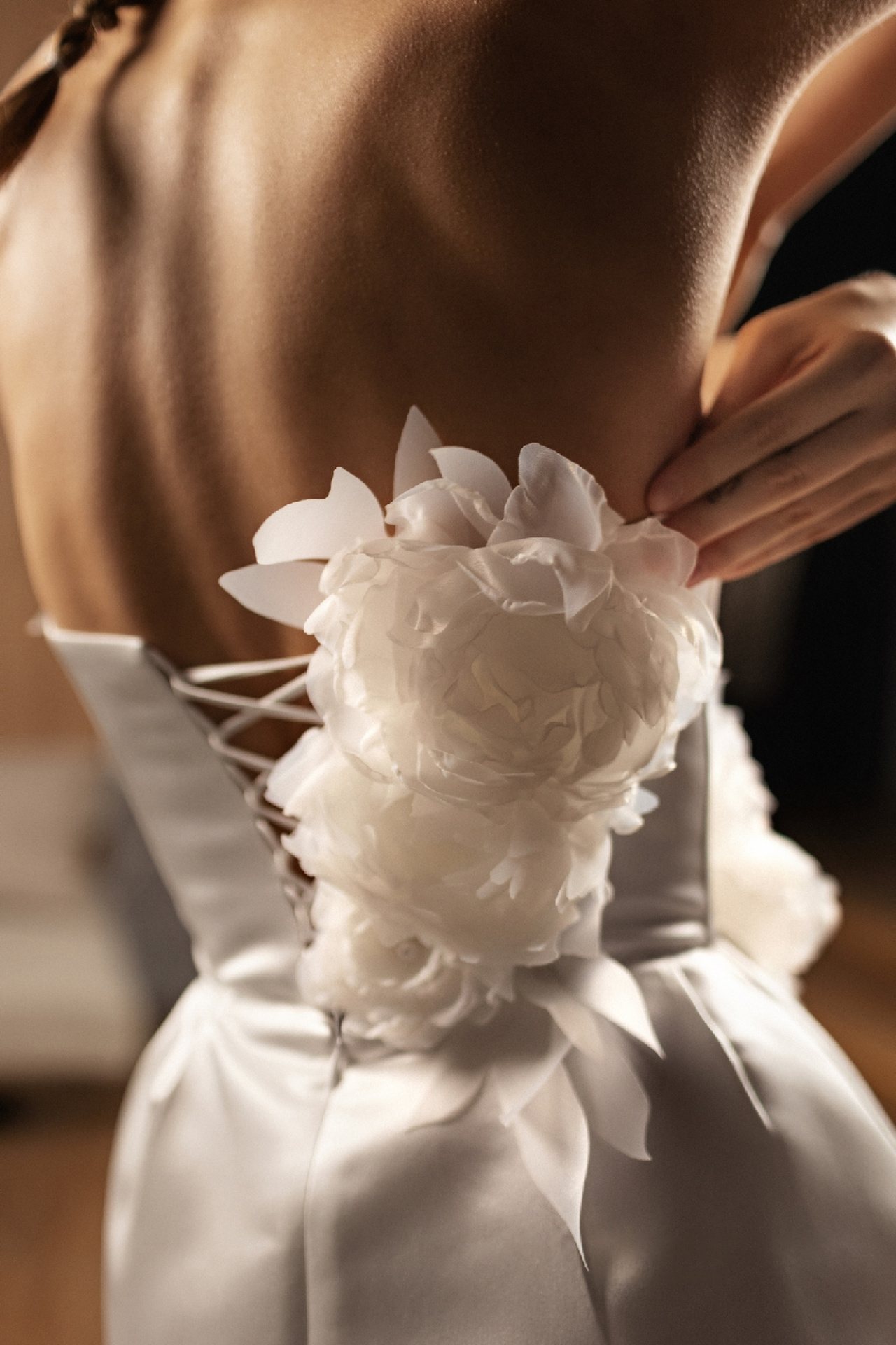 Свадебное платье мини с объемными цветами фото