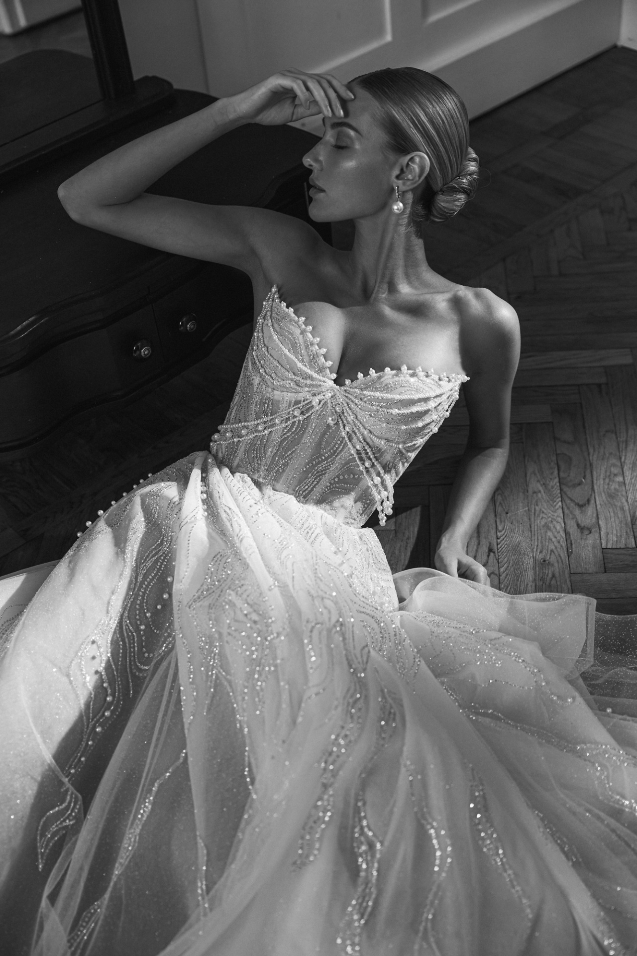 Роскошное свадебное платье декорированное жемчугом фото