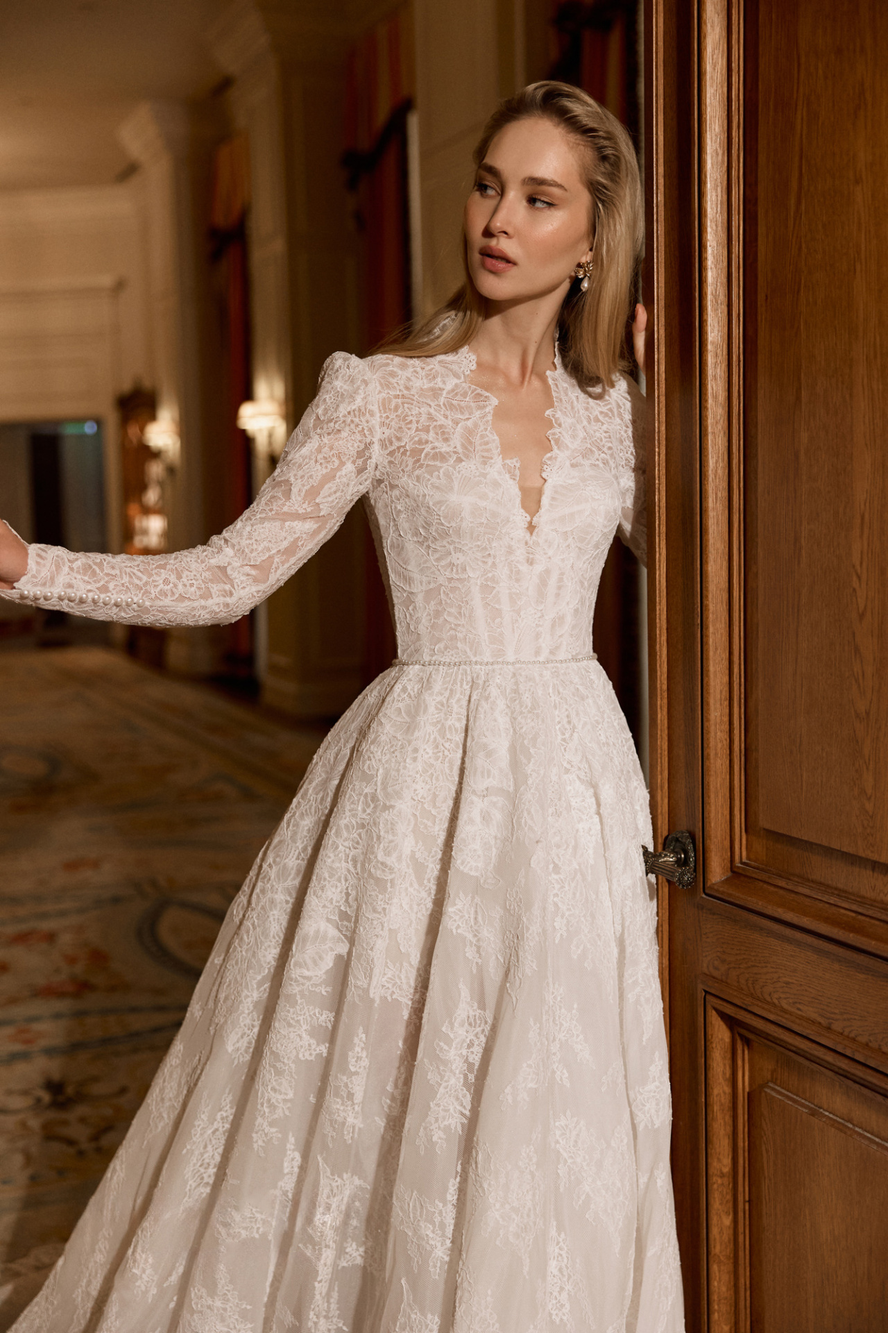 Закрытое кружевное свадебное платье cо шлейфом фото