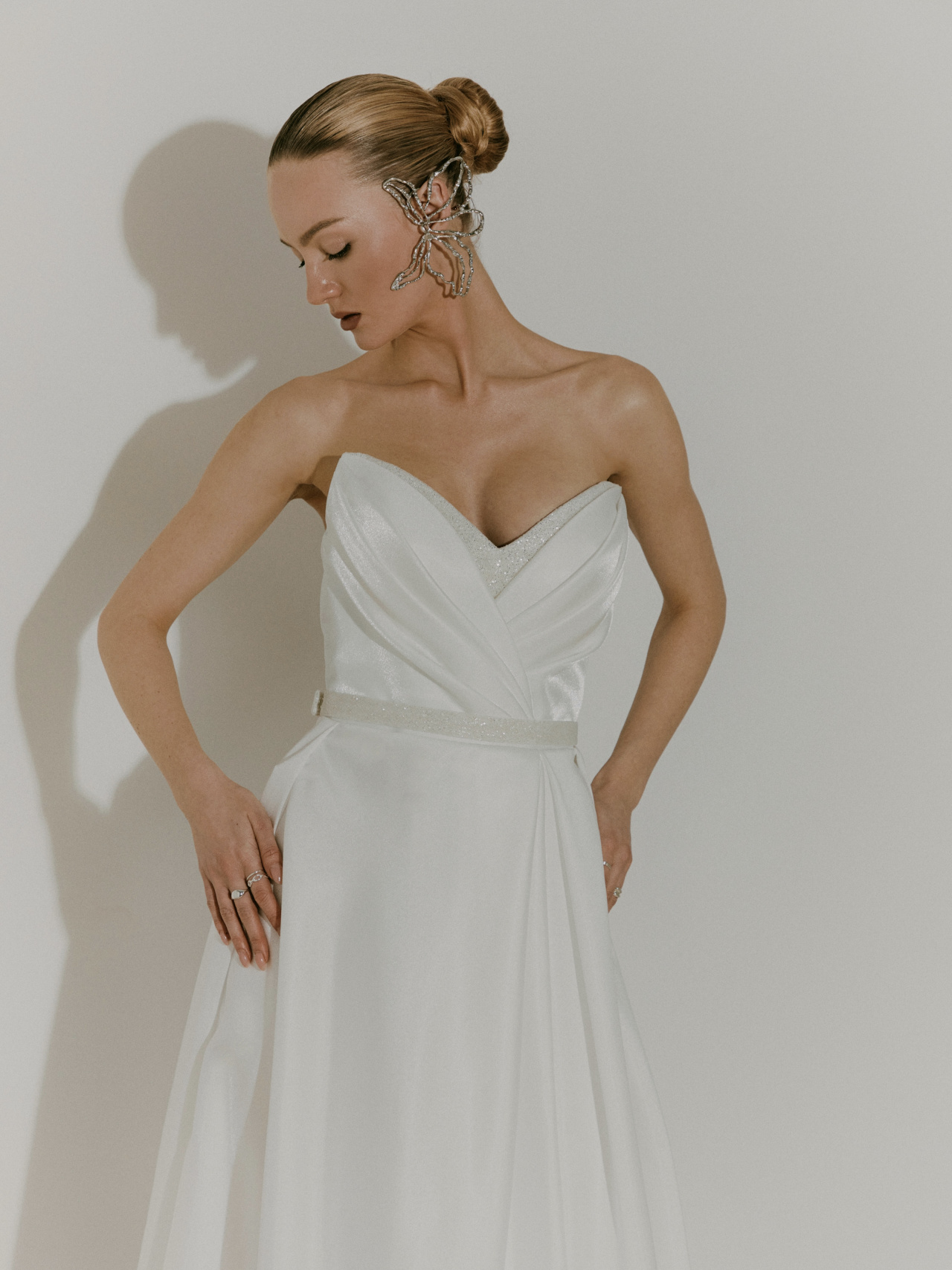 Классическое сваедебное платье с блестящим декором декольте фото