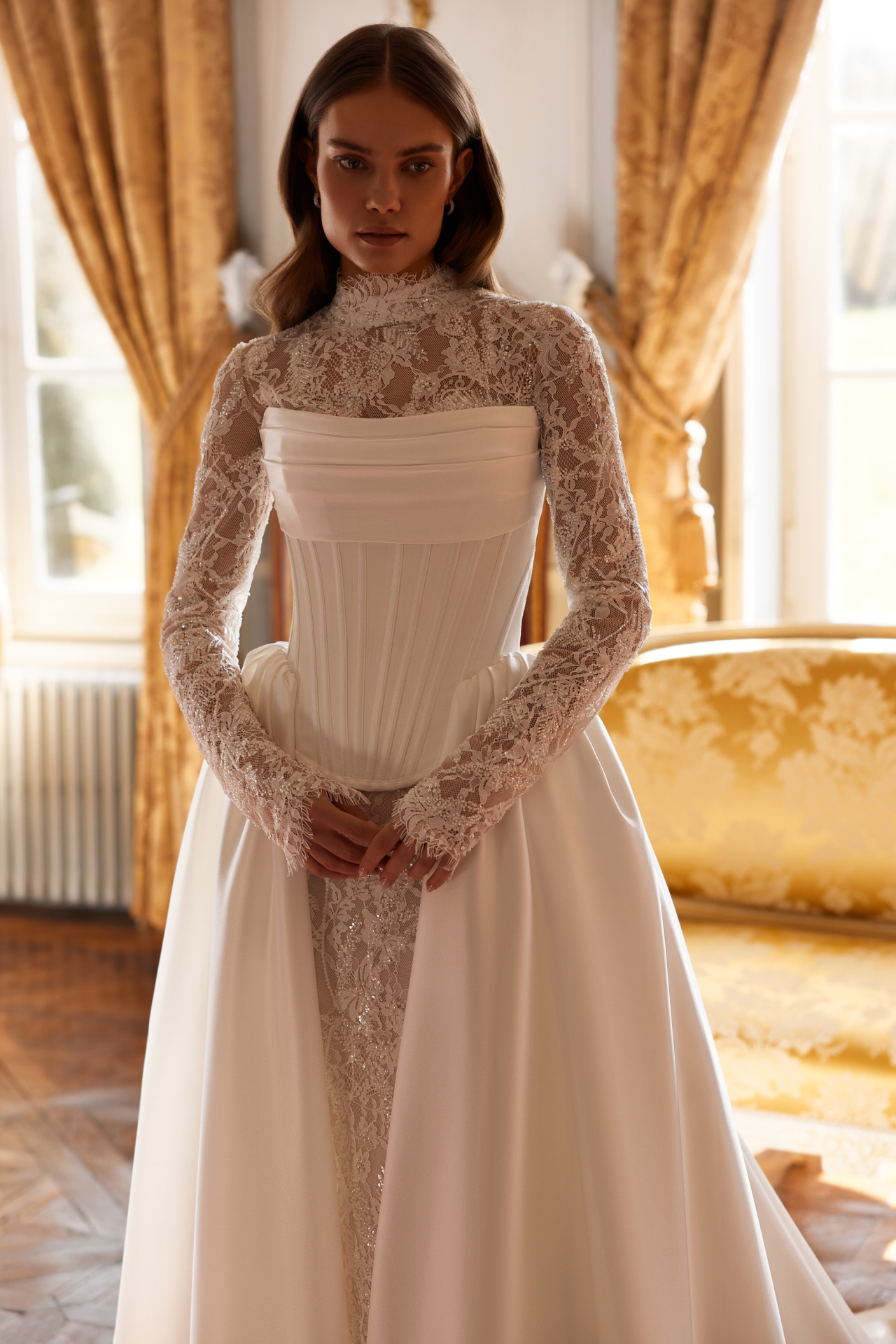 Комплект из кржевной русалки и съемного корсета с притачным шлейфом фото