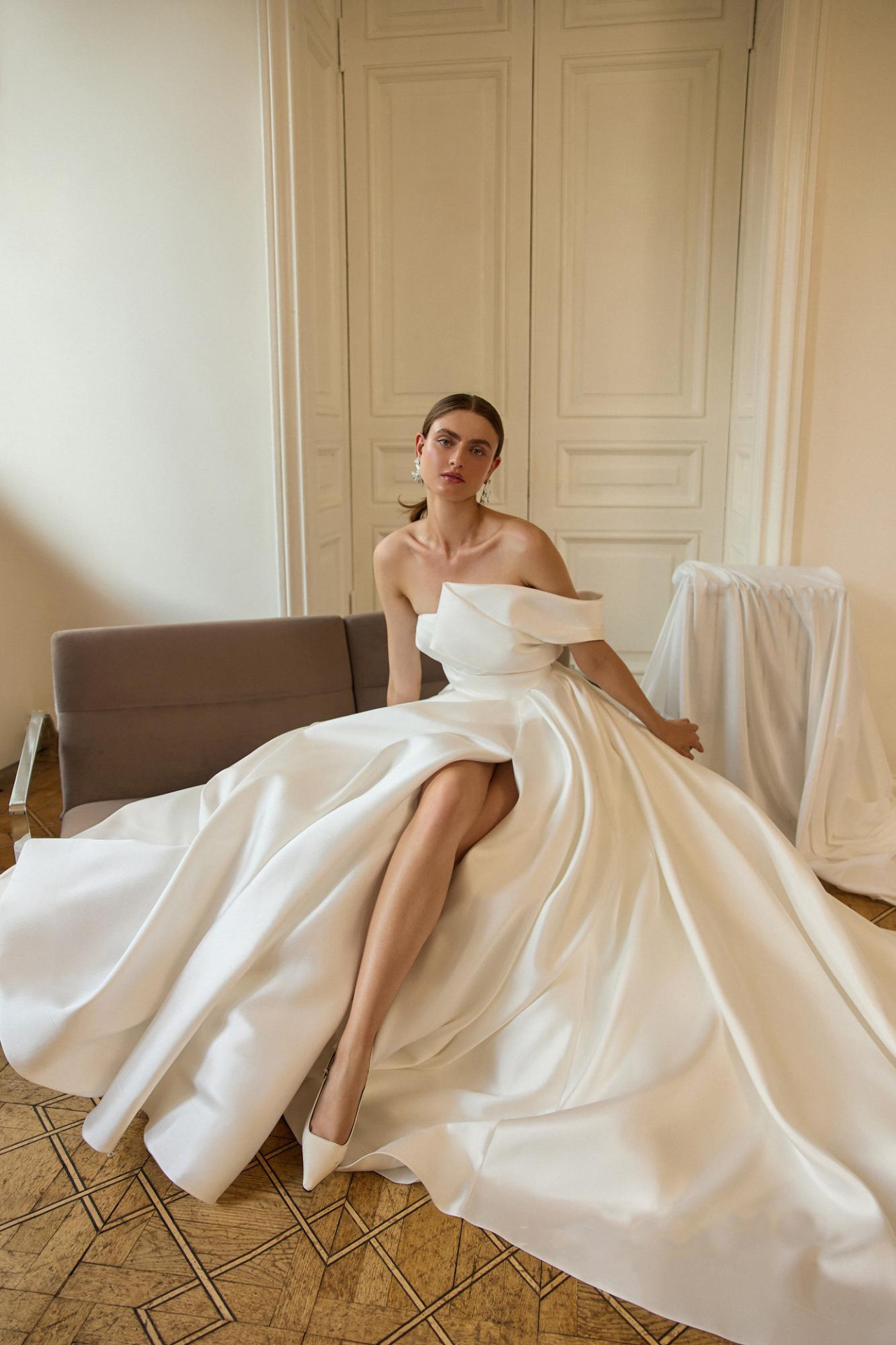 Пышное свадебное платье с ассиметричным верхом фото