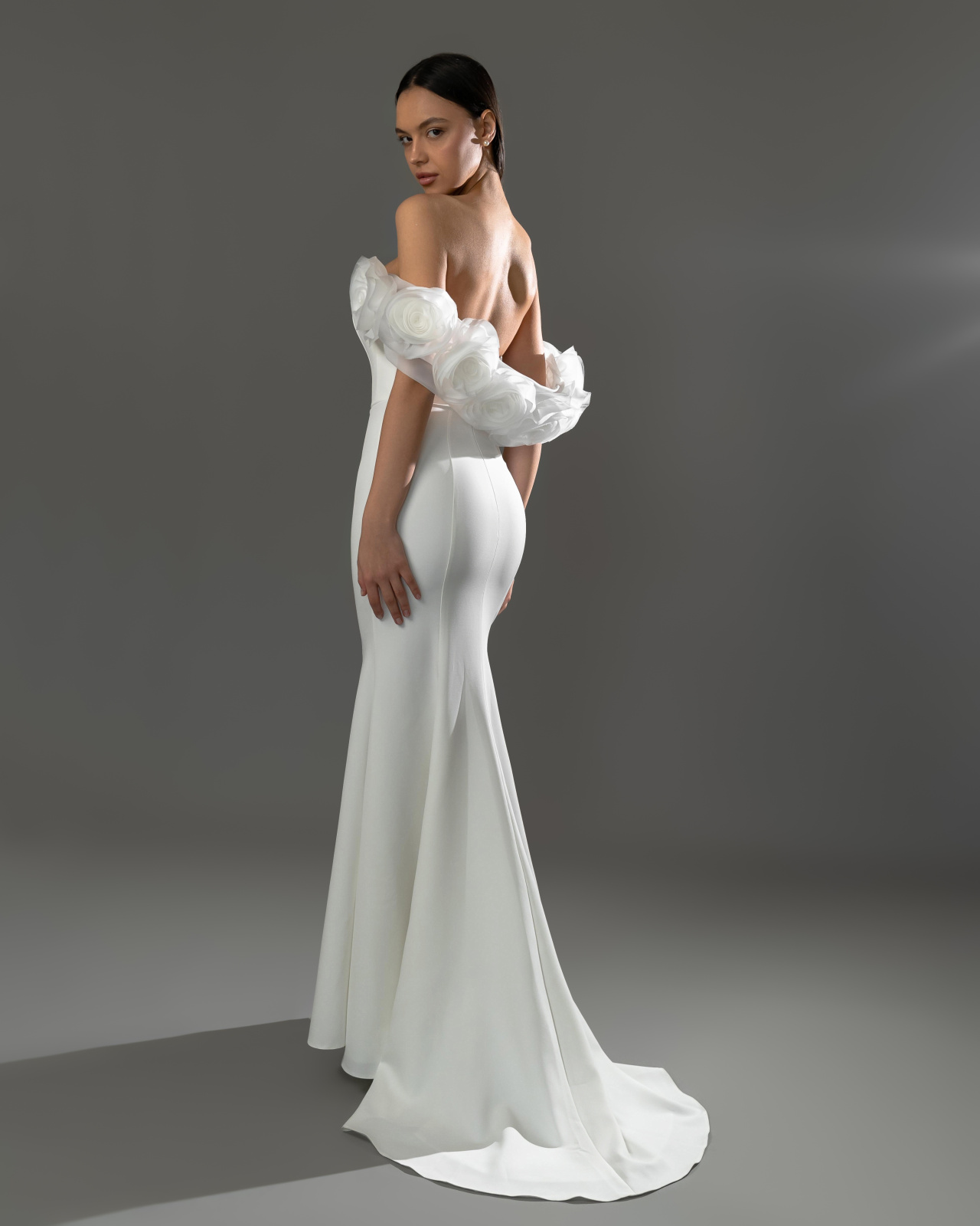 Утонченное платье со съемной цветочной перелиной фото