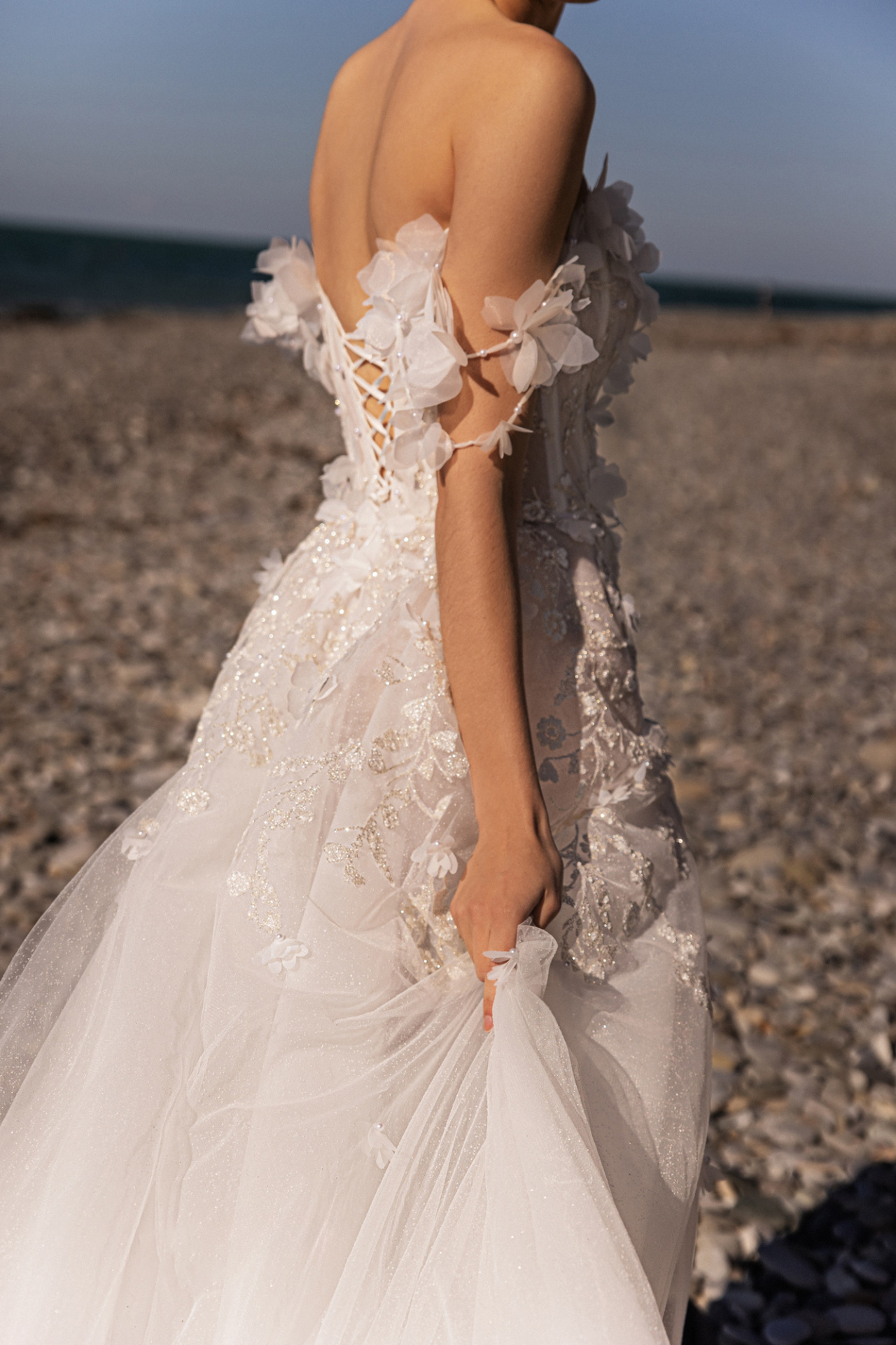 Кружевное свадебное платье с цветочными бретелями фото