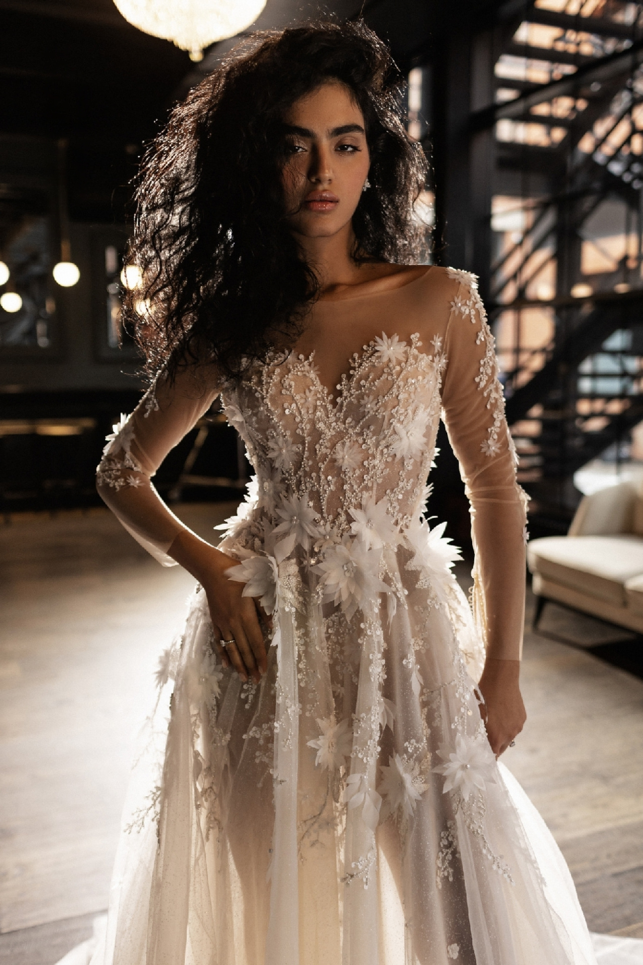 Дизайнерское свадебное платье с объемными цветами фото