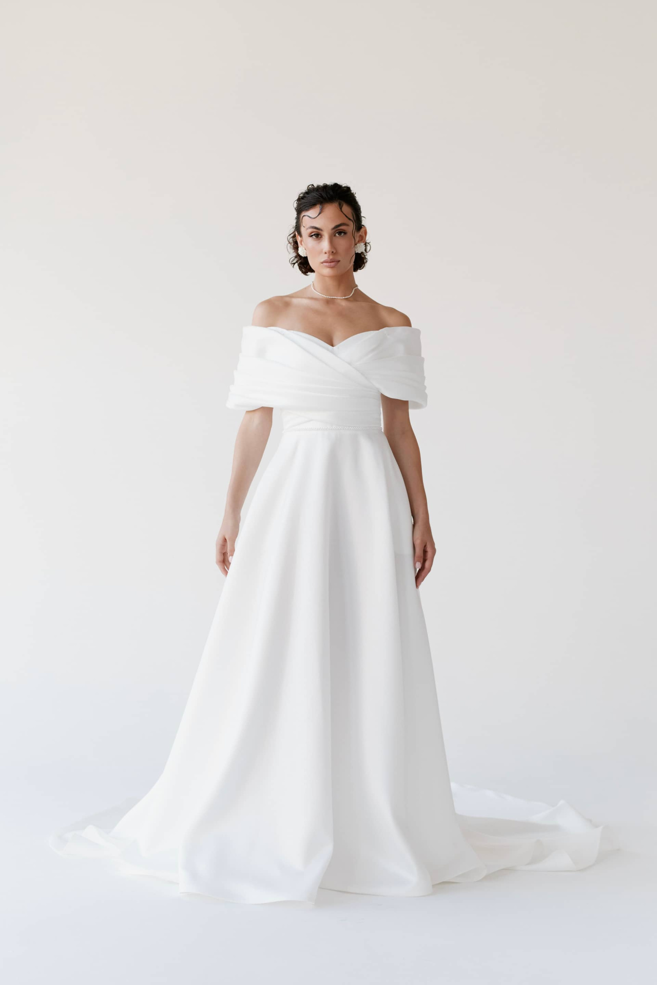 Классическое  свадебное палетье А- силуэта из микадо фото