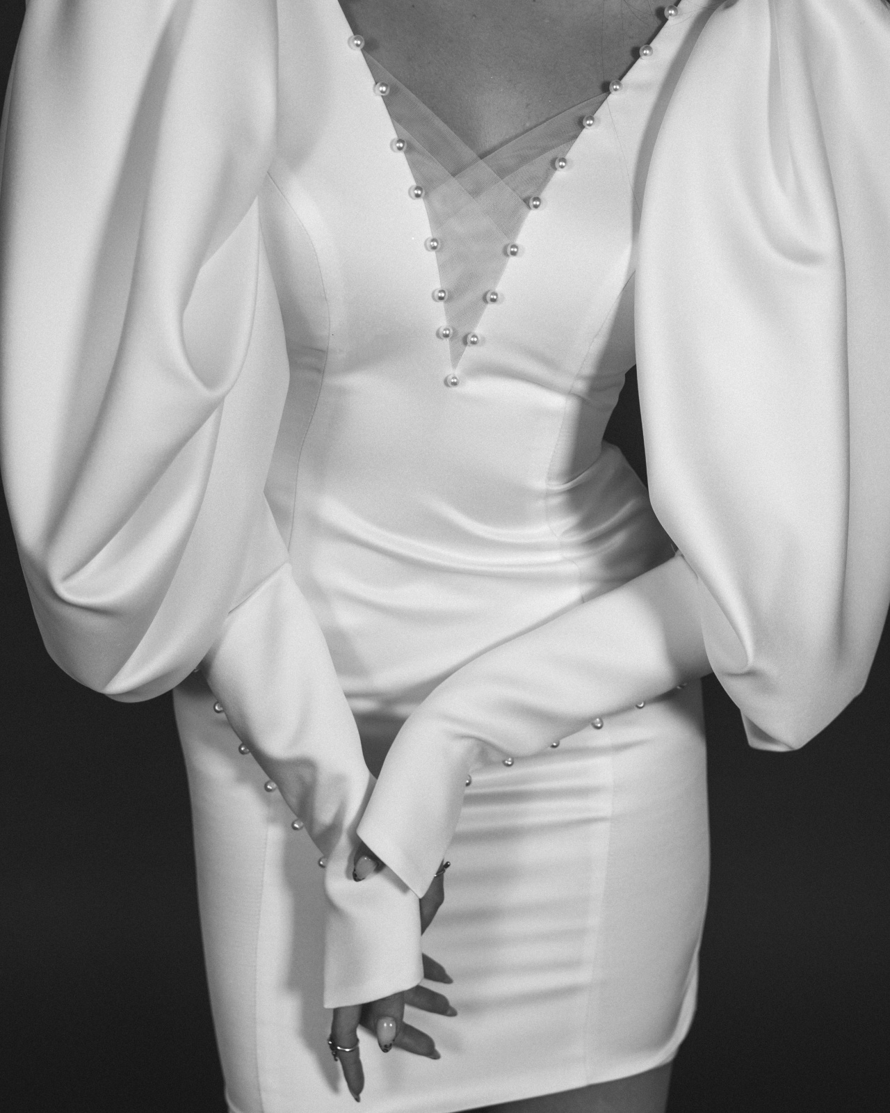 Свадебное платье мини с объемными рукавами фото