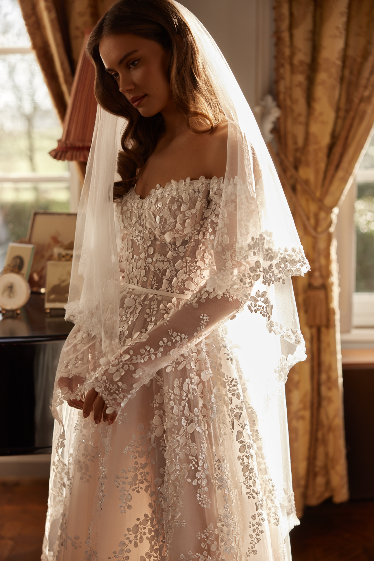 Роскошное свадебное платье с рукавами и открытыми плечами фото