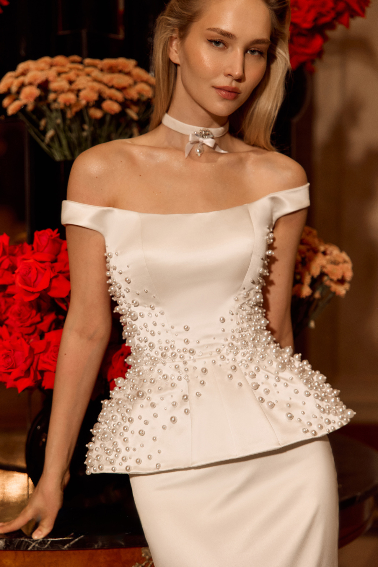 Атласный свадебный комплект с баской расшитый жемчугом фото