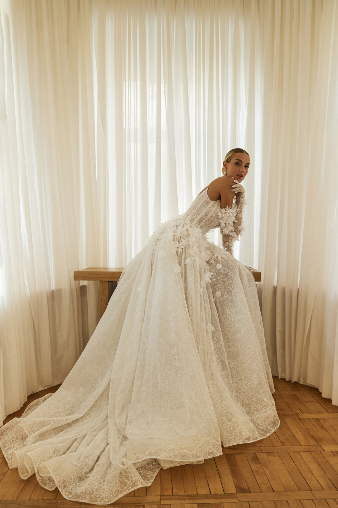 Эффектное свадебное платье с объемными цветками фото