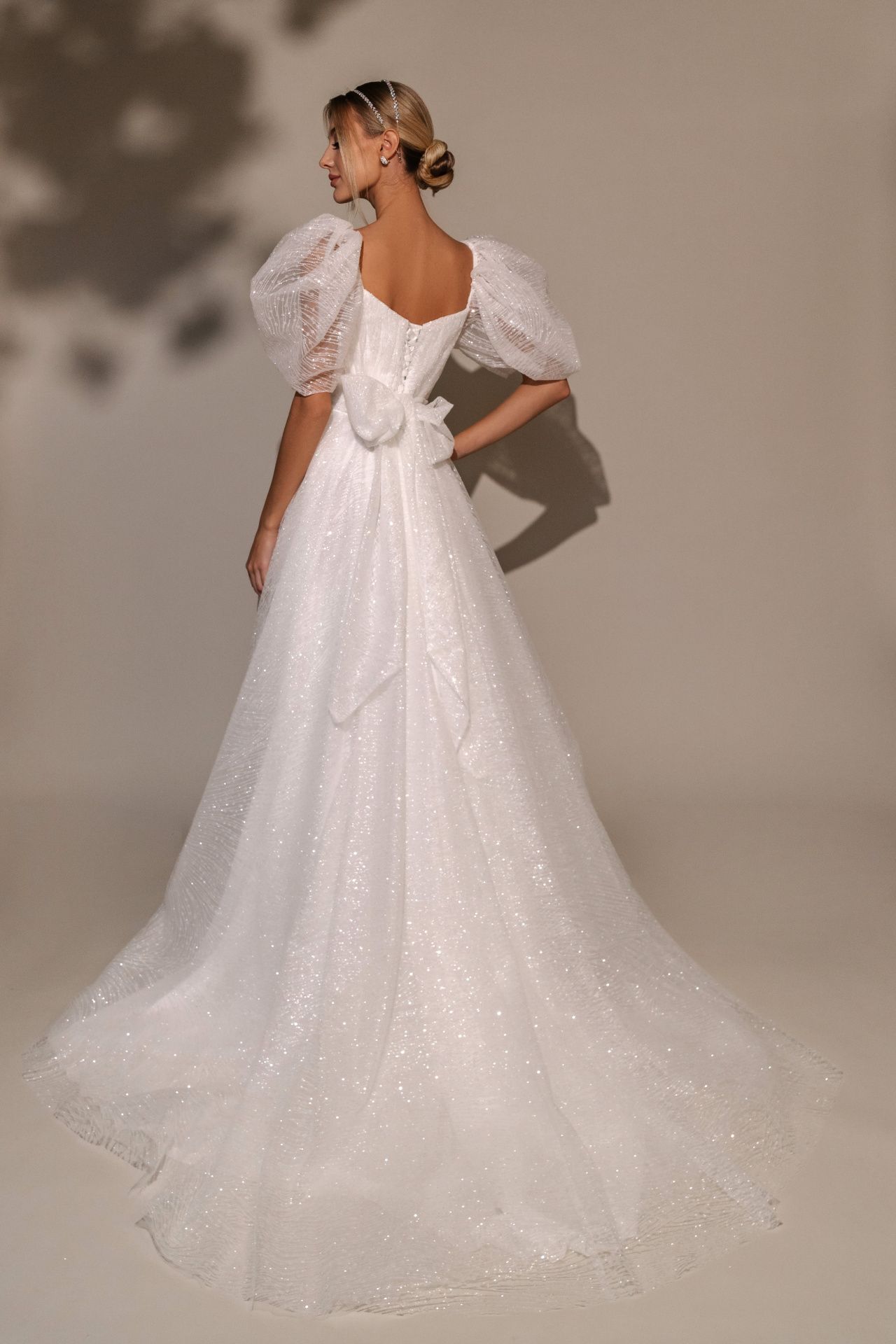 Блестящее свадебное платье с v-вырезом