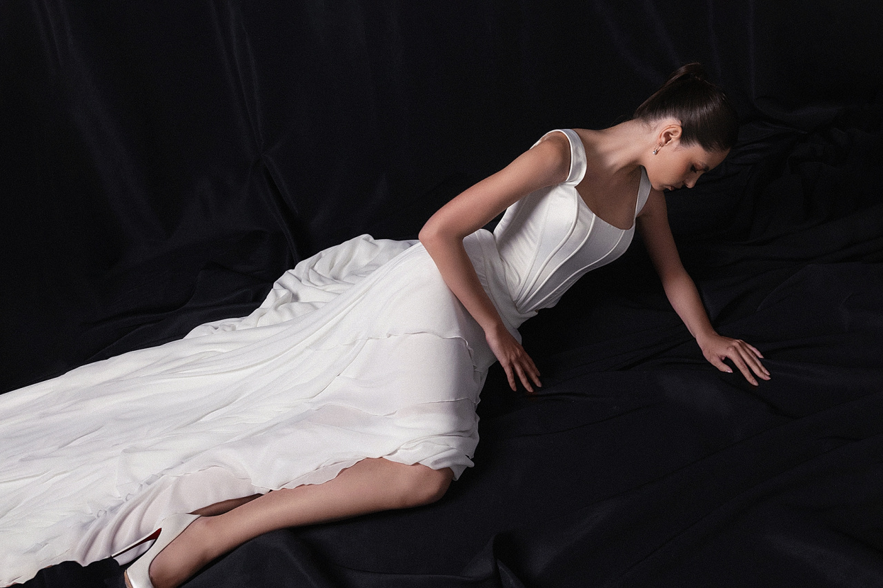 Стильный свадебный комплект с корсетом и многоярусной юбкой фото