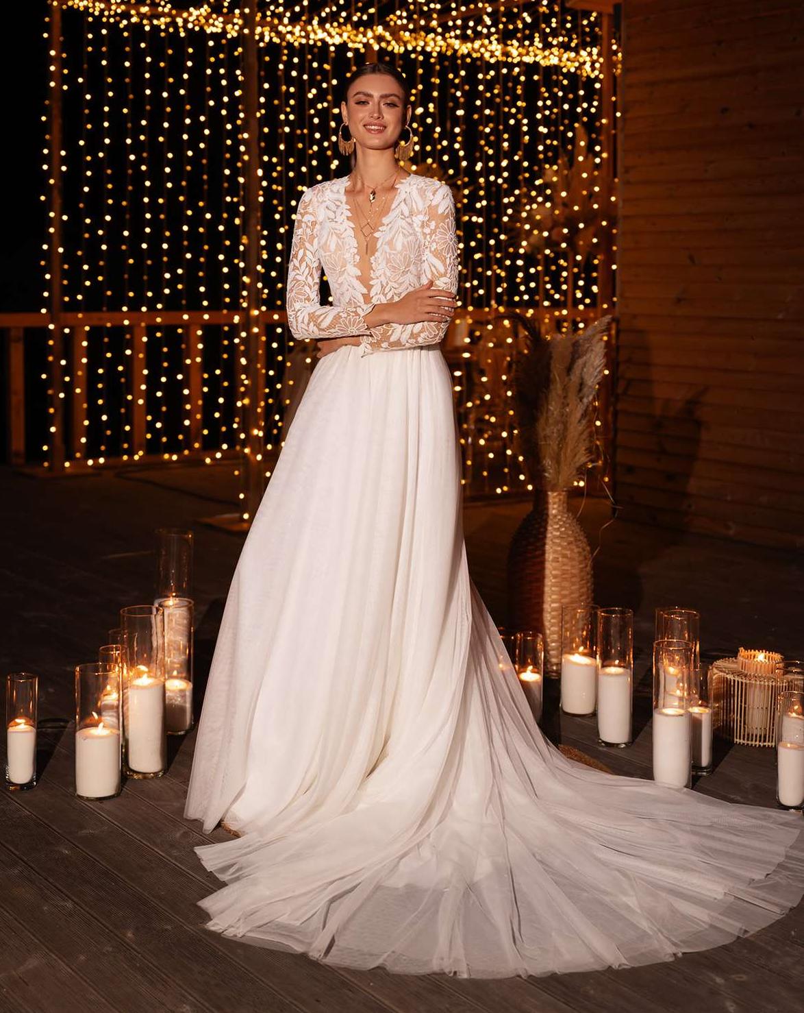 Классическое свадебное платье с v-образным вырезом фото