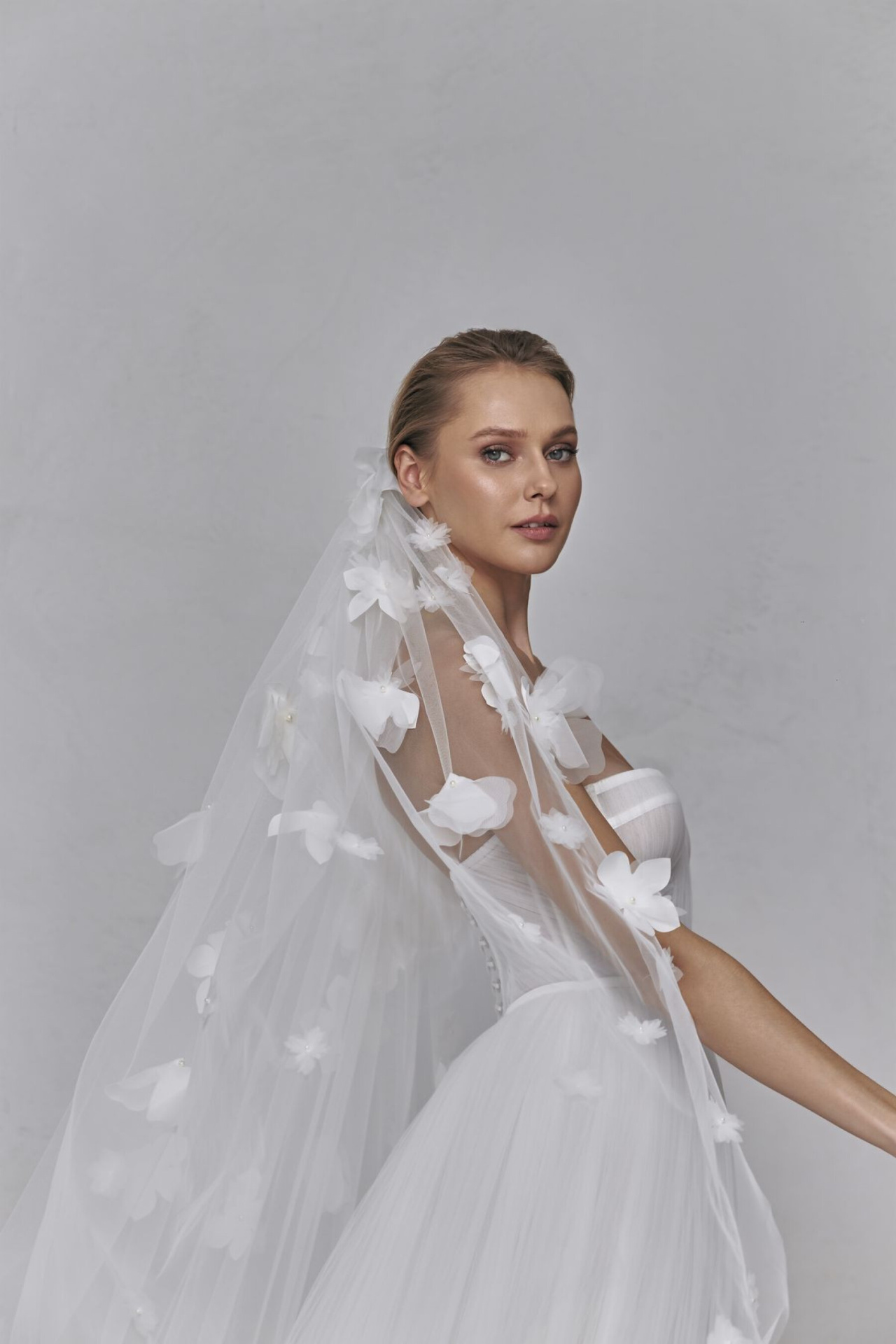 Длинная фата с 3Д цветами фото