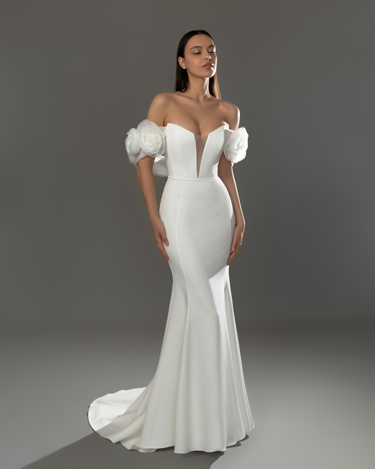 Утонченное платье со съемной цветочной перелиной фото