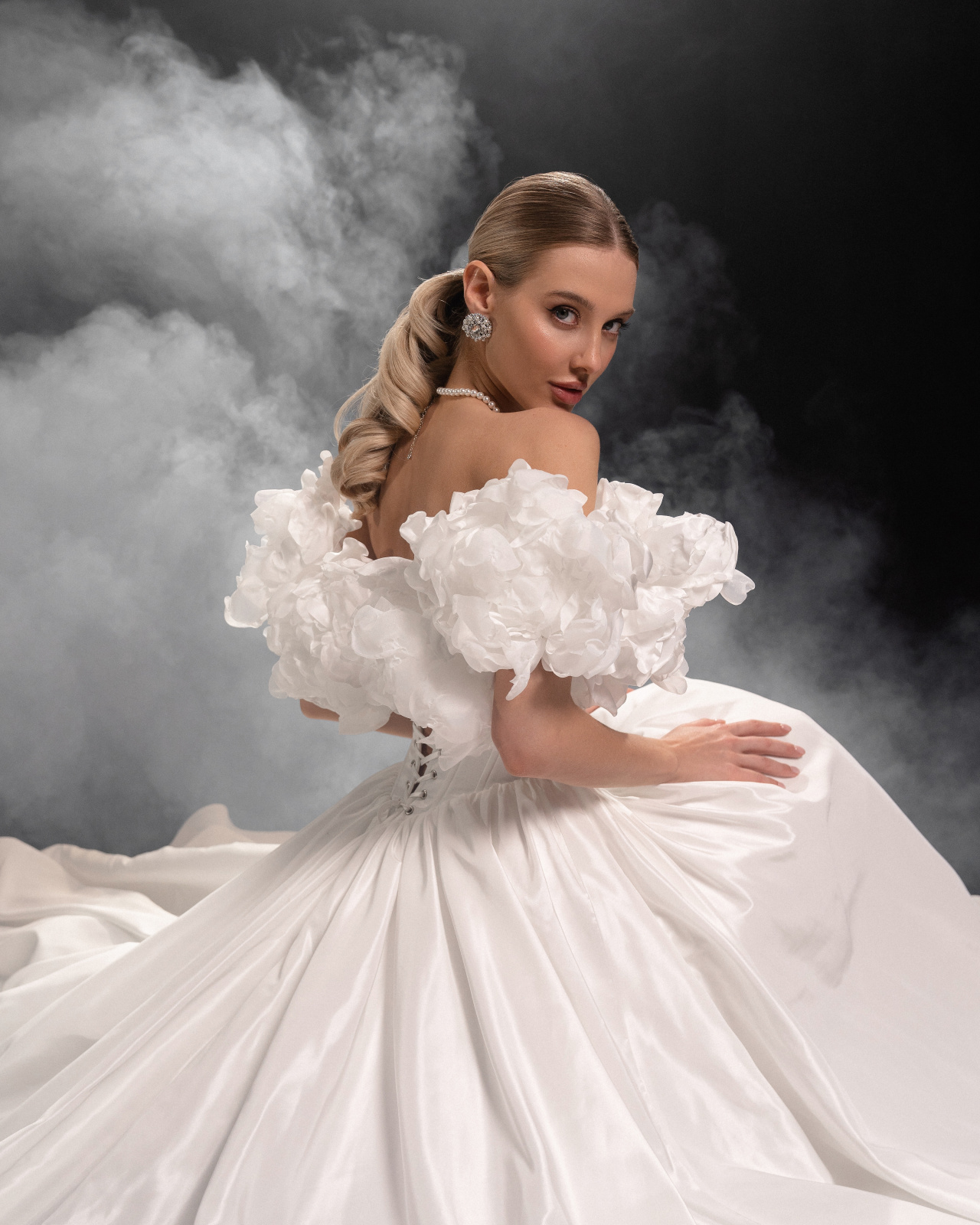 Роскошное свадебное платье силуэта принцесса фото