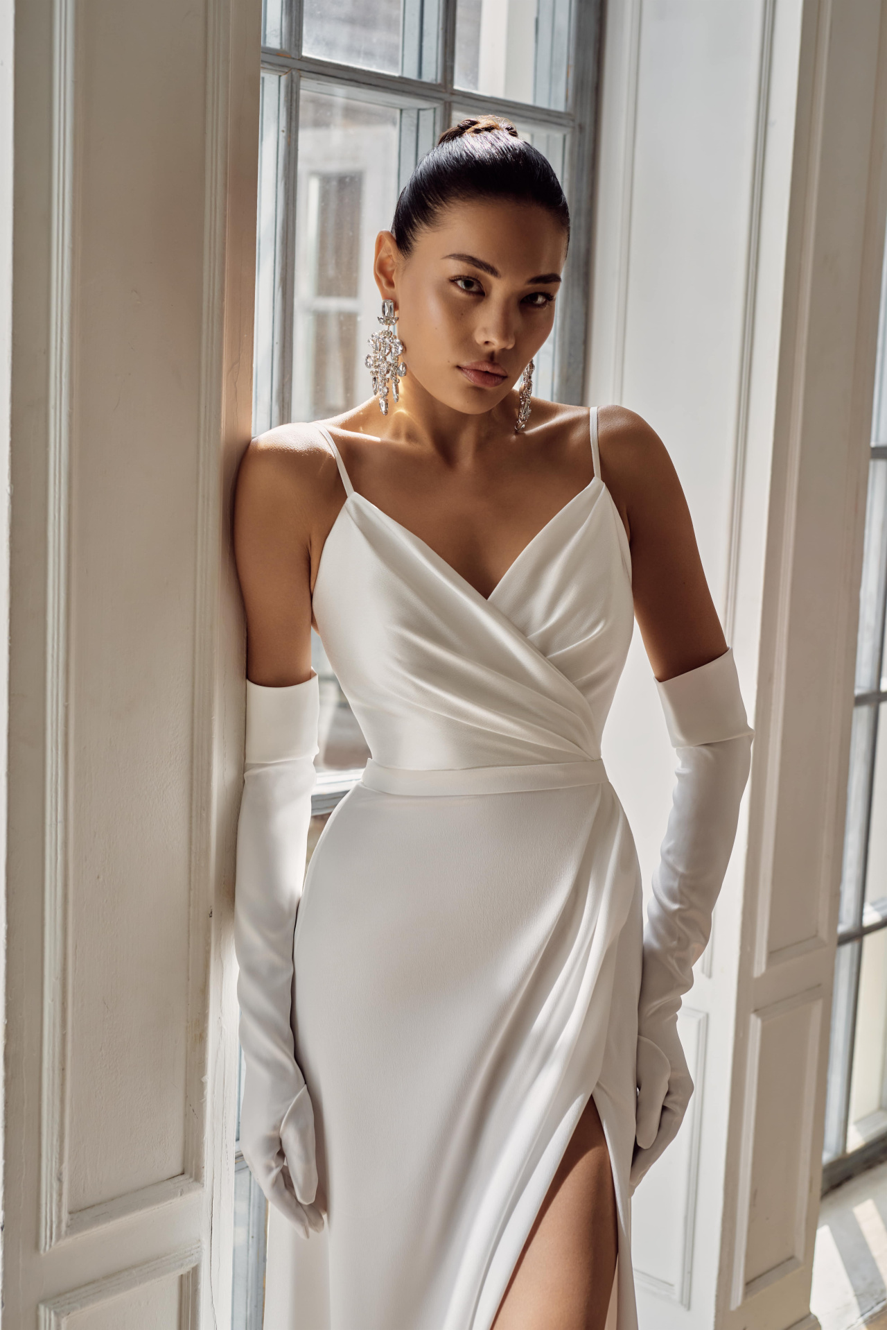 Нежное свадебное платье на тонких лямочках фото