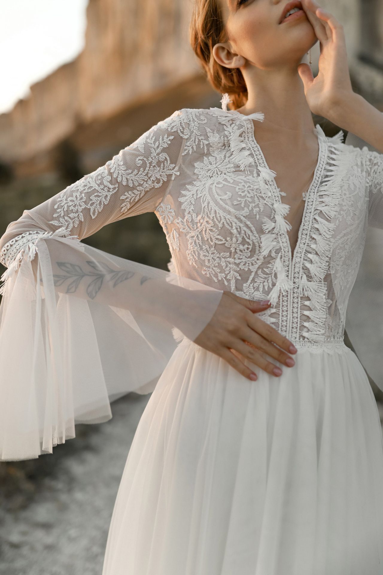 Свадебное платье бохо с расклешенными рукавами фото