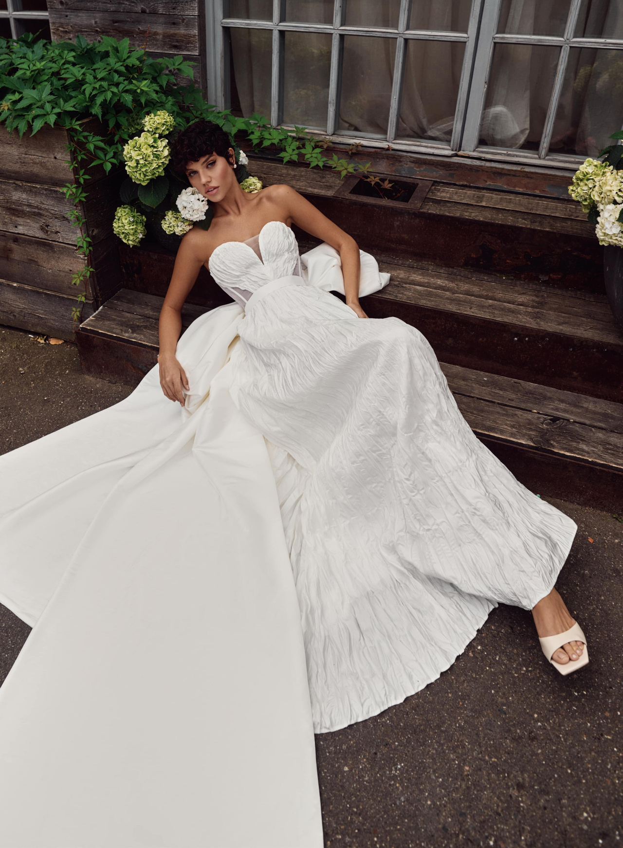 Свадебное платье из тафты с эффектом гофре фото