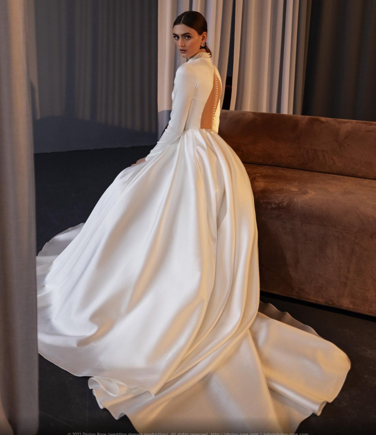 Закрытое атласное платье фото