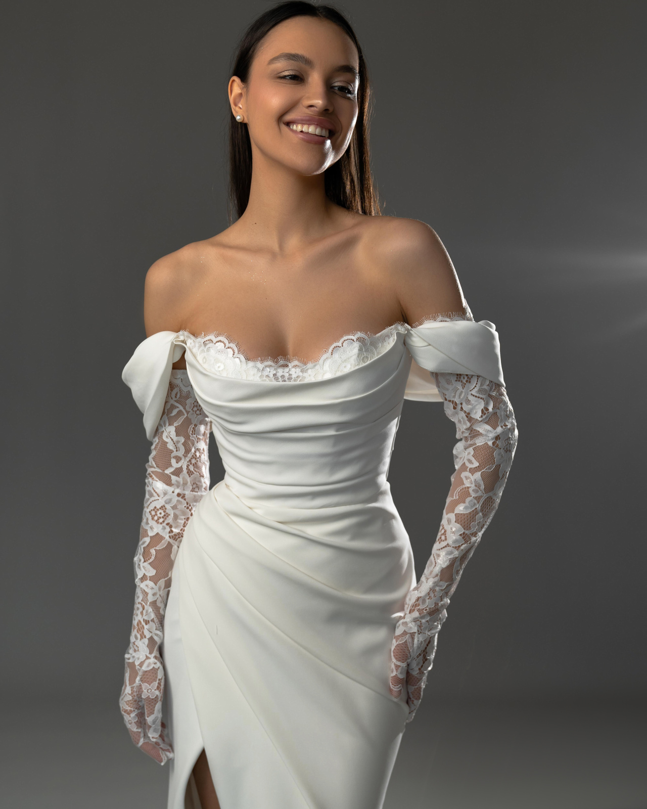 Лаконичное свадебное платье с кружевными перчатками фото