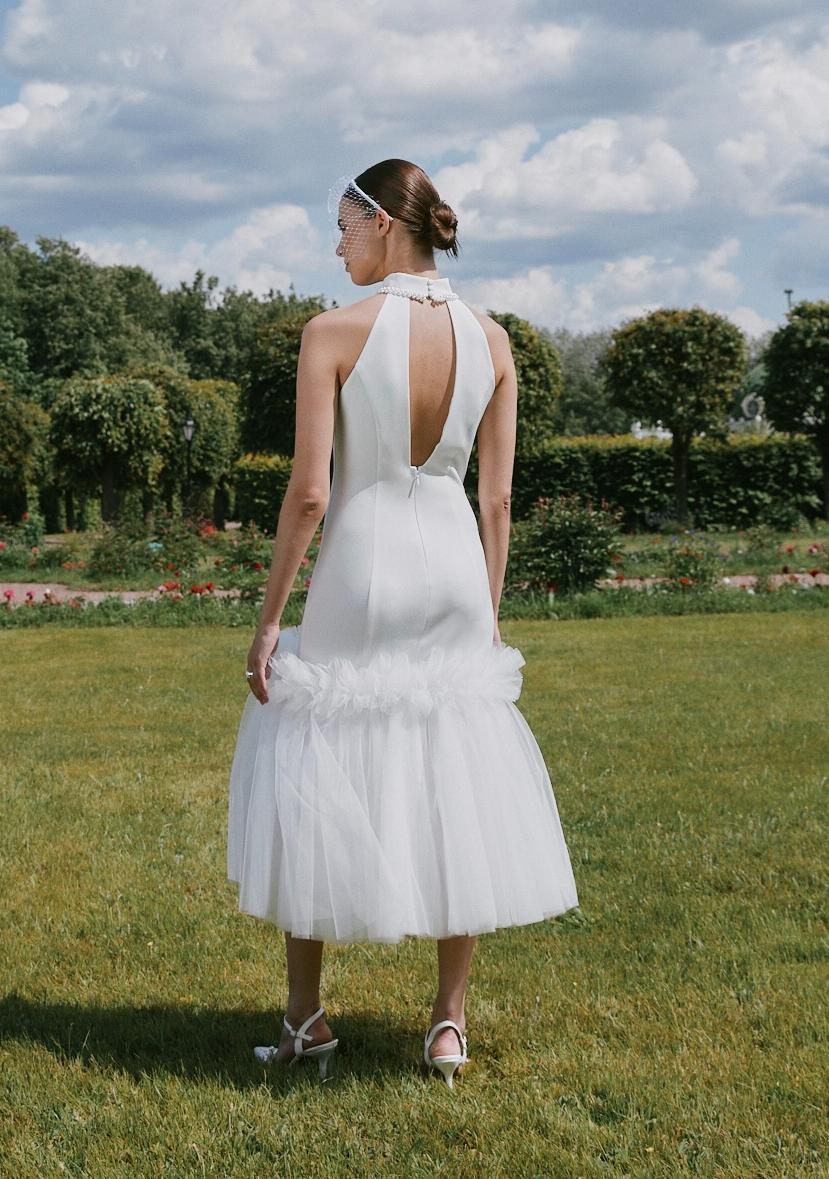 Облегающее свадебное платье с юбкой расклешенной ниже бедер фото