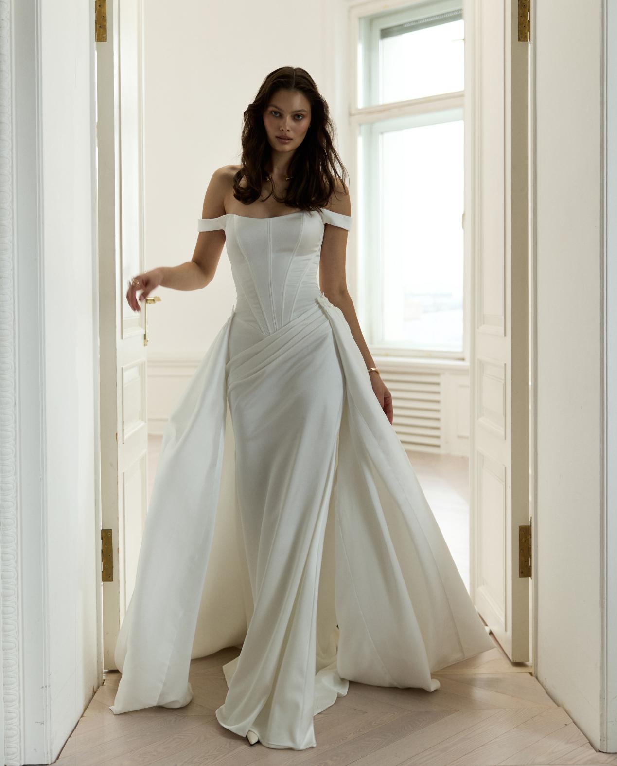 Атласное свадебное платье рыбка со съемным шлейфом фото