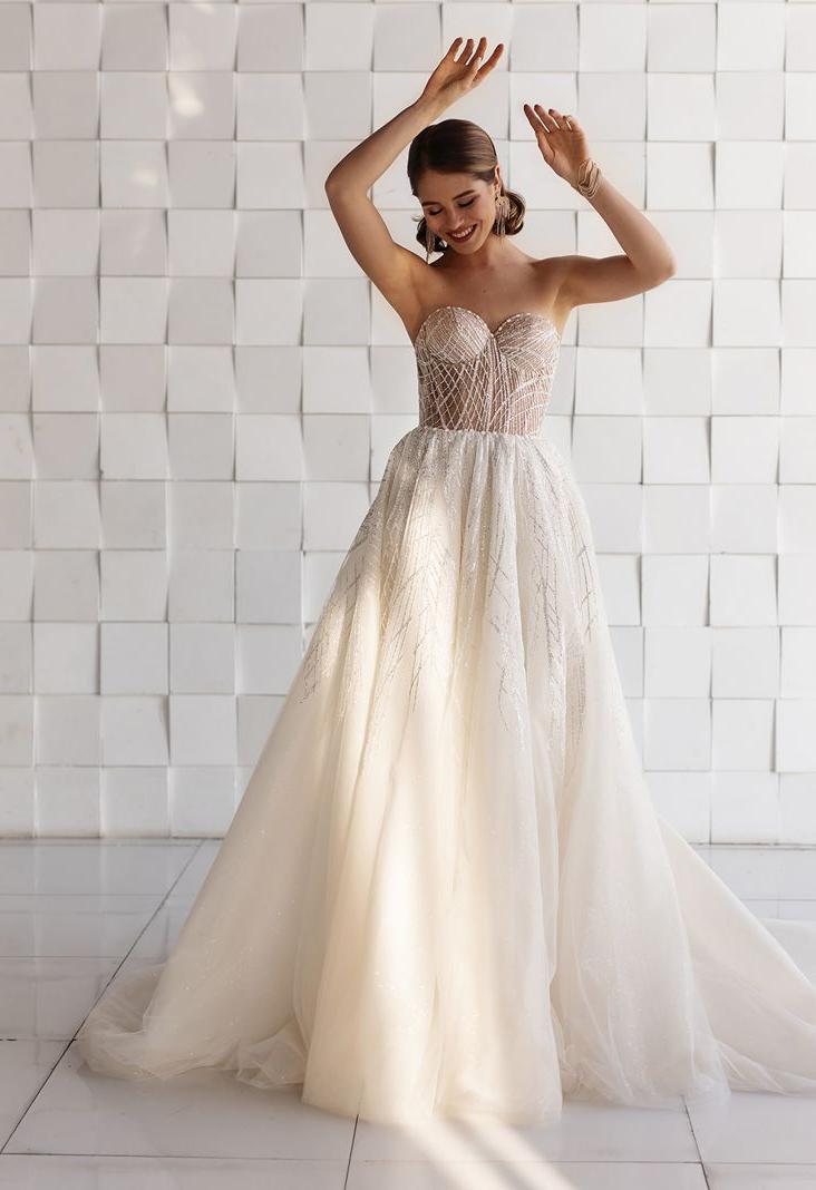 Серебряное свадебное платье с вырезом в форме сердца фото