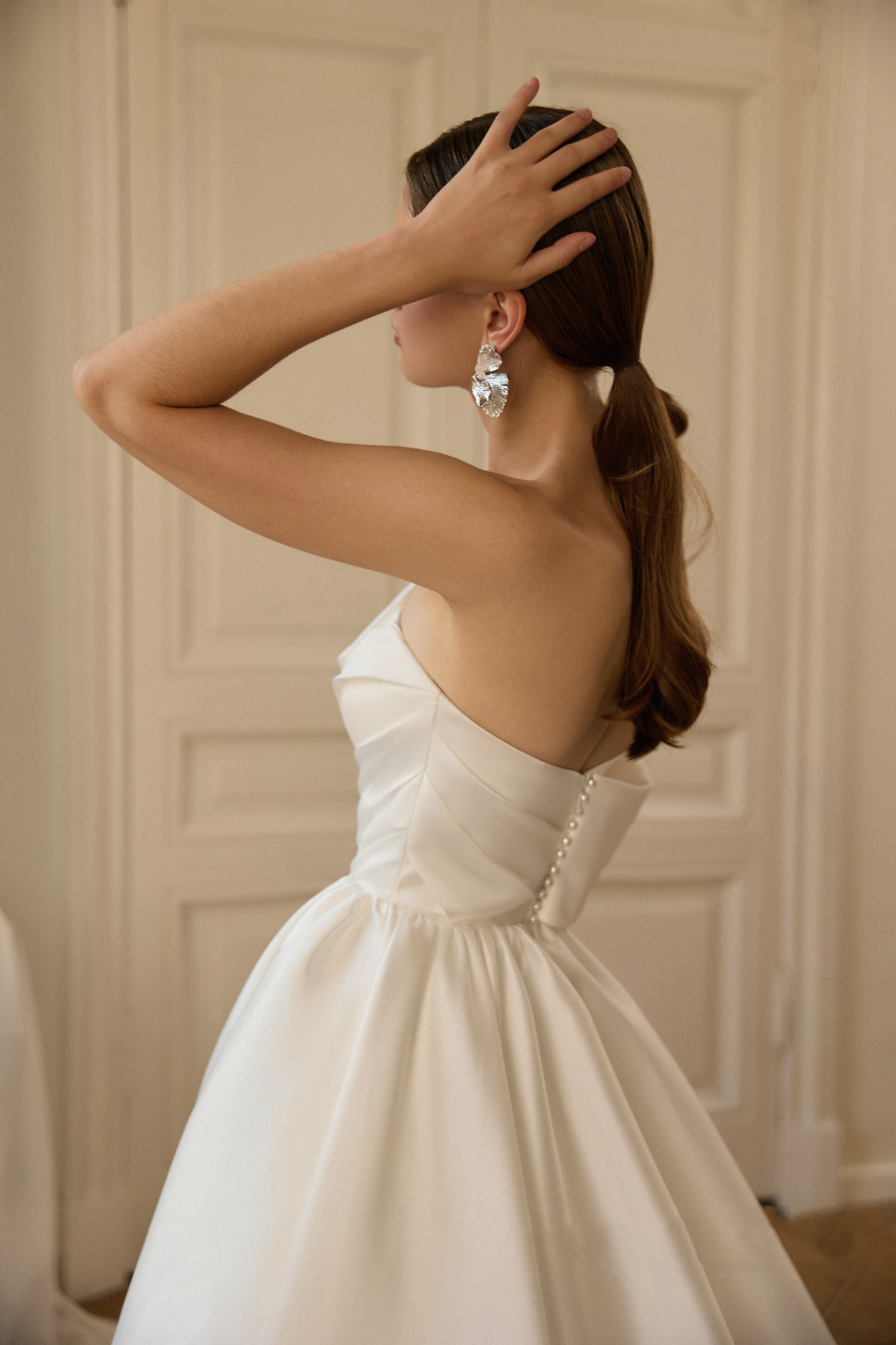 Пышное свадебное платье с ассиметричным верхом фото