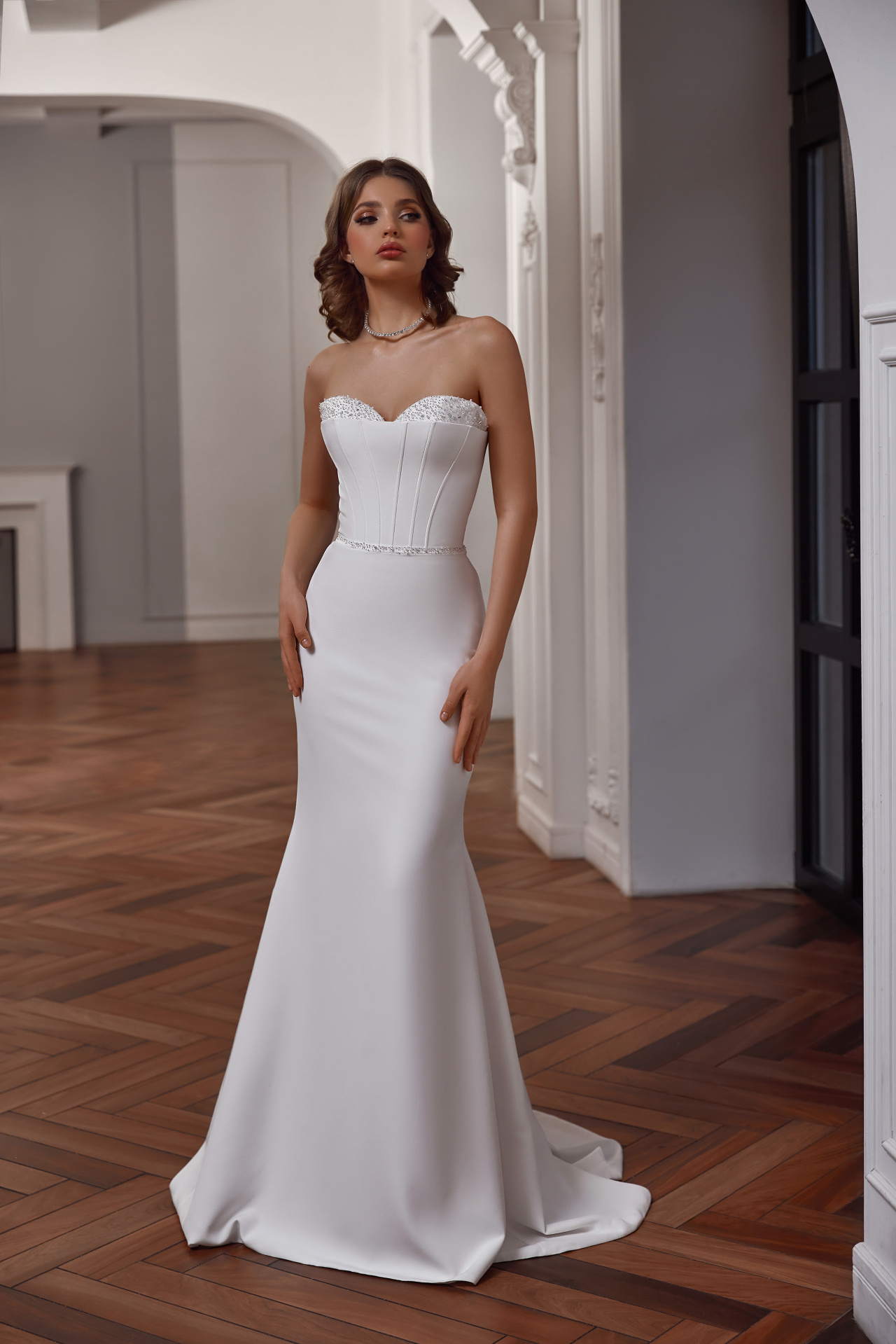 Атласное свадебное платье рыбка с декором по груди фото