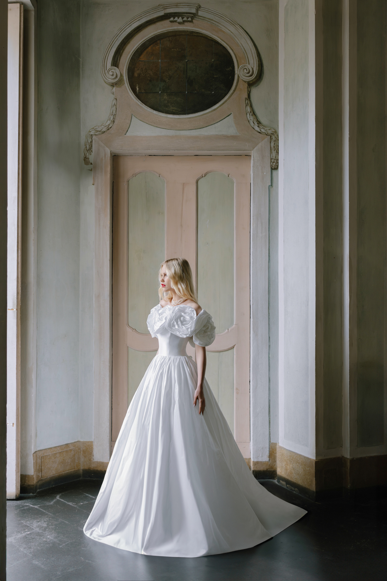 Роскошное свадебное платье из тафты с объемными розами фото