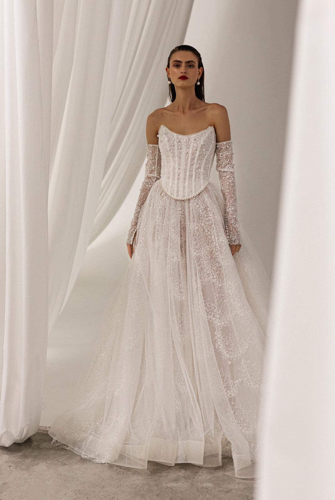 Роскошный расшитый свадебный комплект с корсетом фото