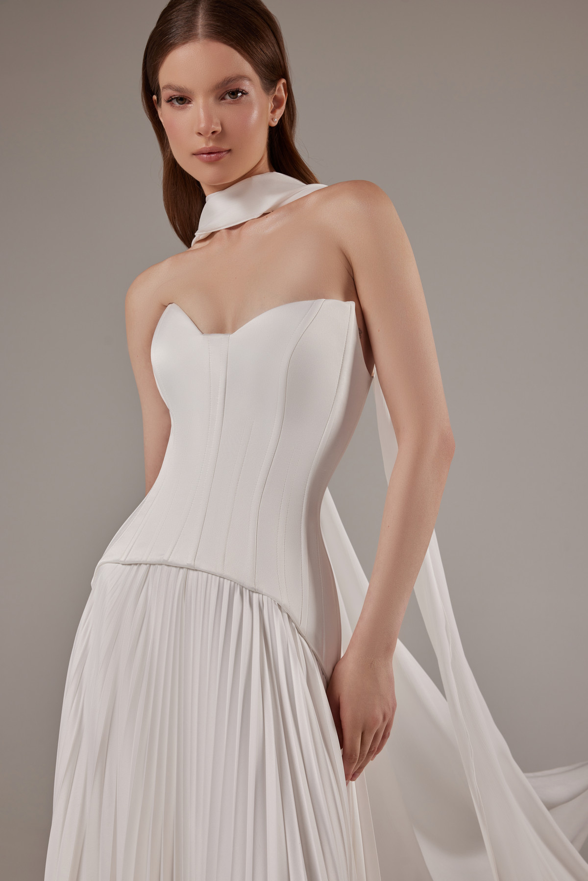 Лаконичный свадебный комплект с юбкой плиссе фото