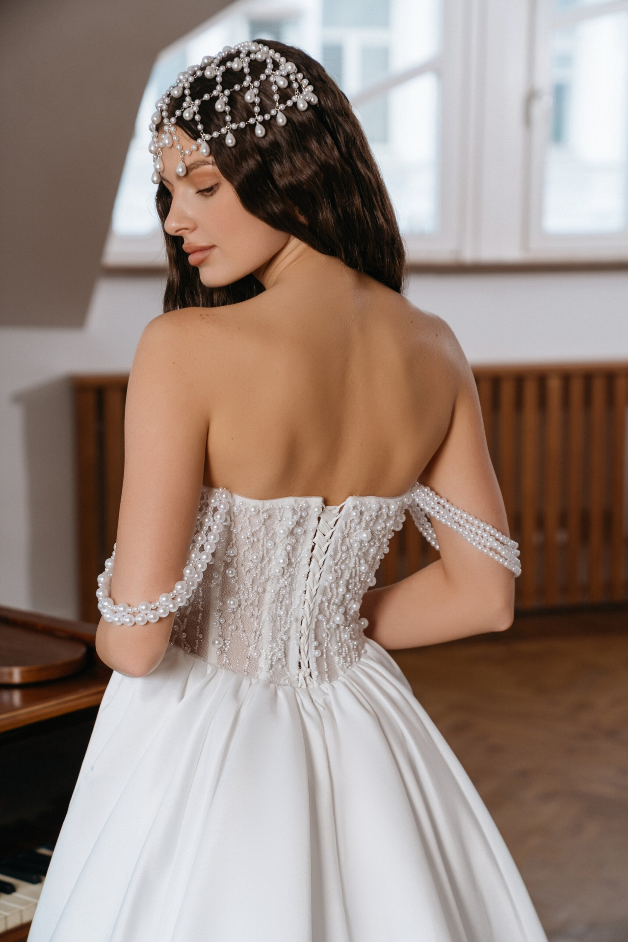 Свадебное платье с атласной юбкой и роскошным корсетом фото