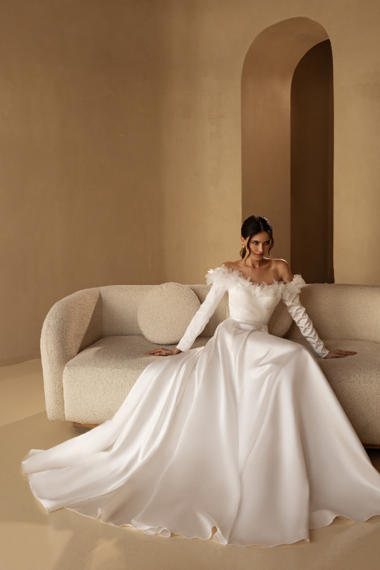 Атласное свадебное платье с рукавами и объемными цветами фото