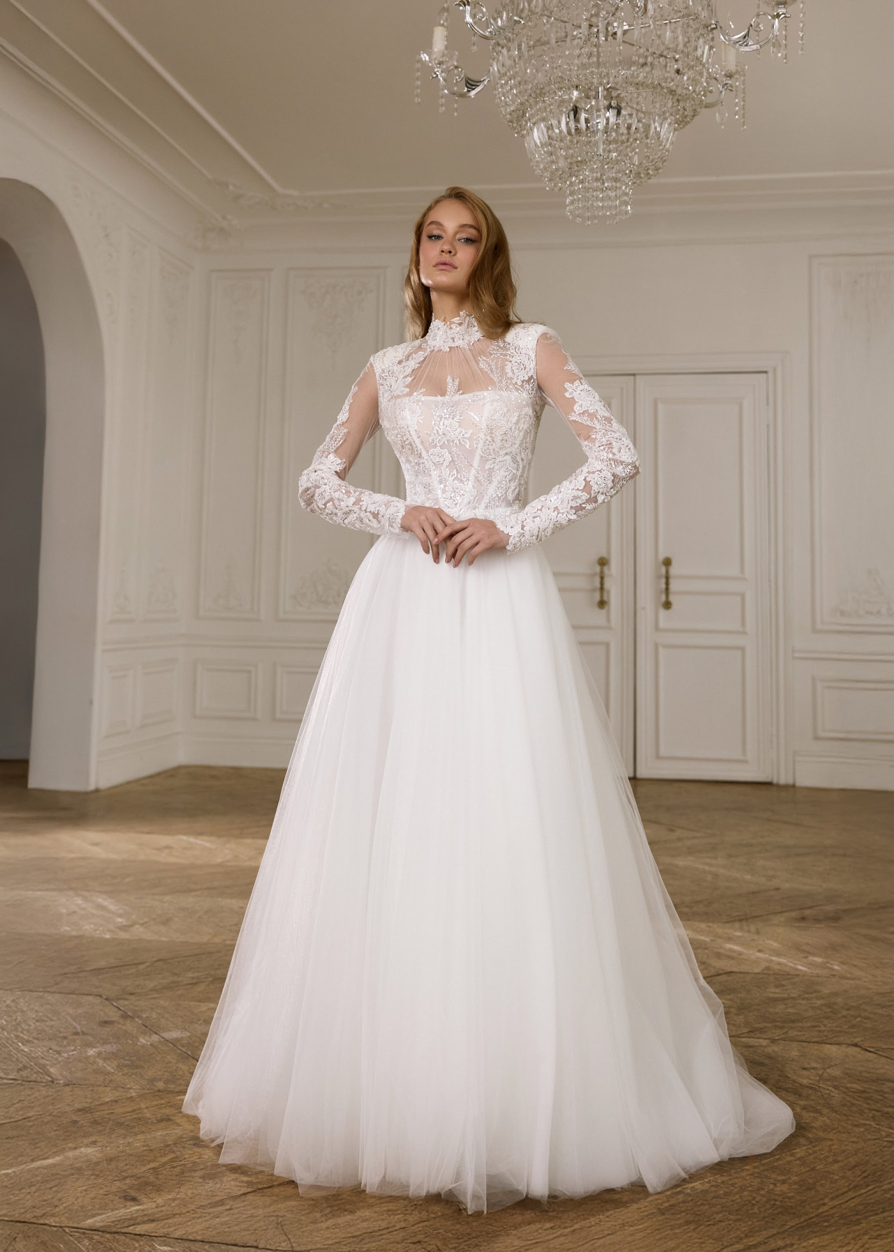 Закрытое свадебное платье с юбкой из фатина и кружевным верхом фото