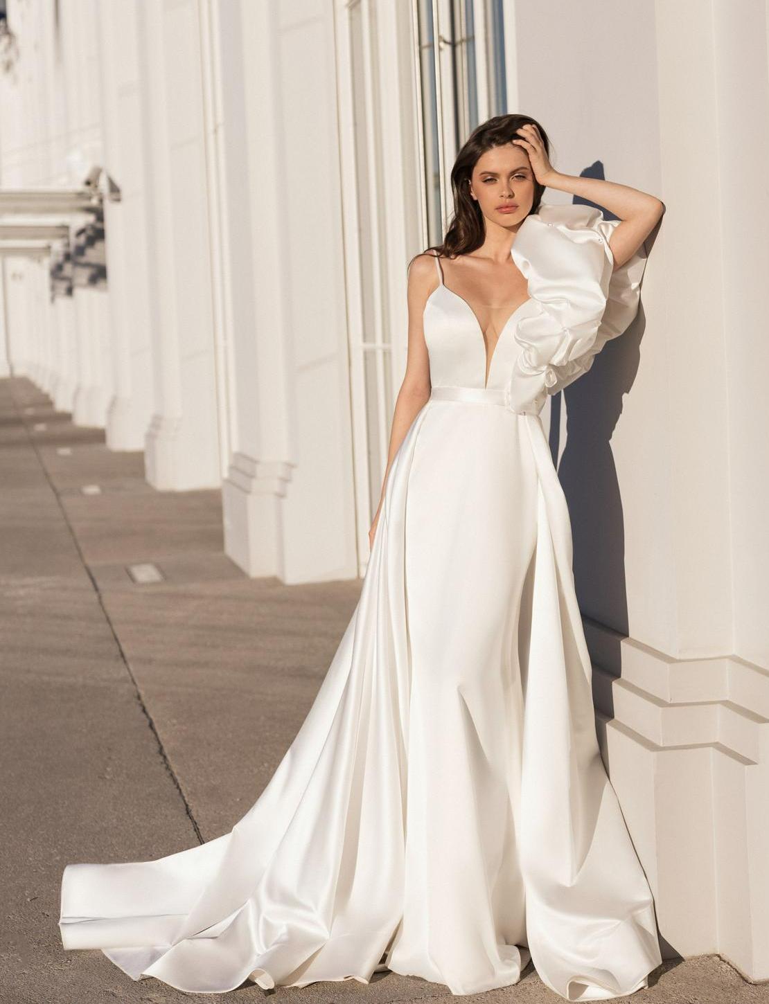 Лаконичное свадебное платье на тонких бретелях фото