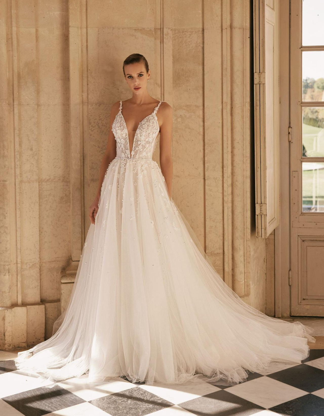 Нежное свадебное платье в цветочном кружеве фото