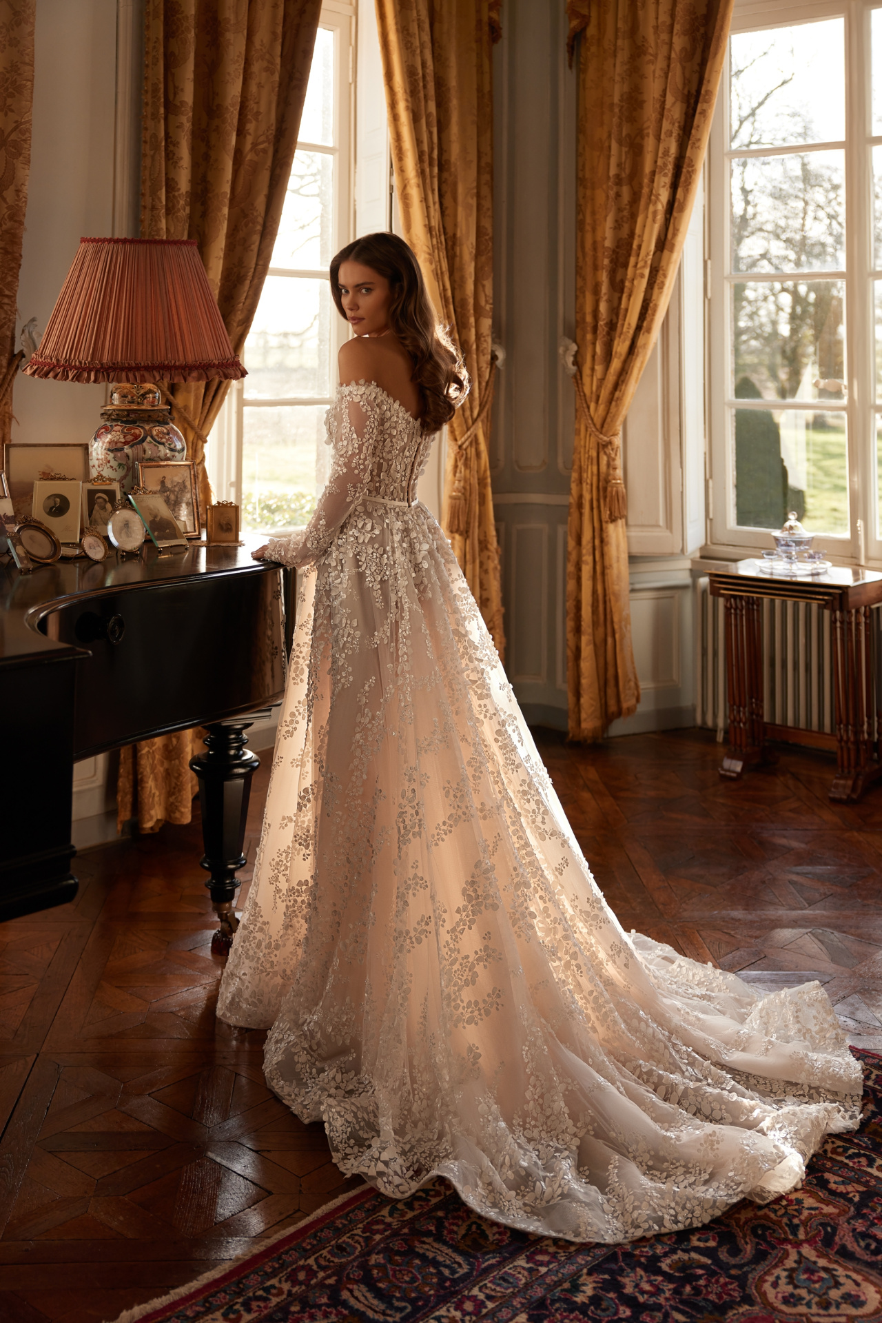 Роскошное свадебное платье с рукавами и открытыми плечами фото