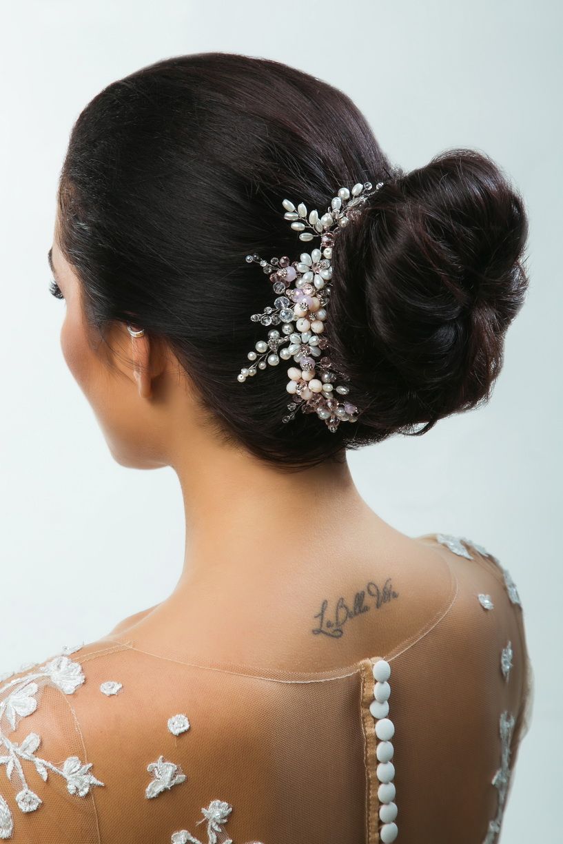 Гребень для волос в розовом цвете фото