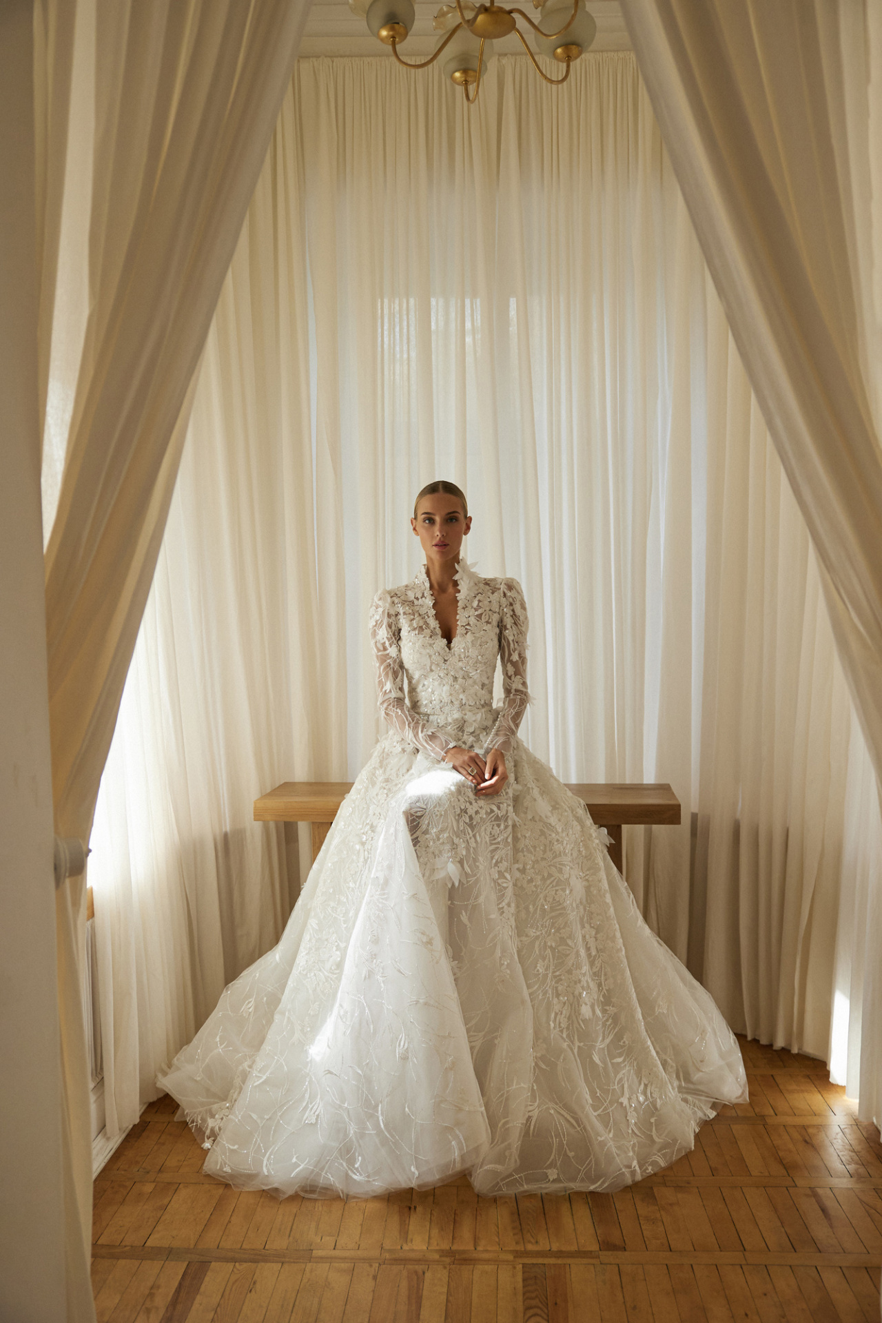 Пышное свадебное платье из роскошного цветочного кружева с болеро фото