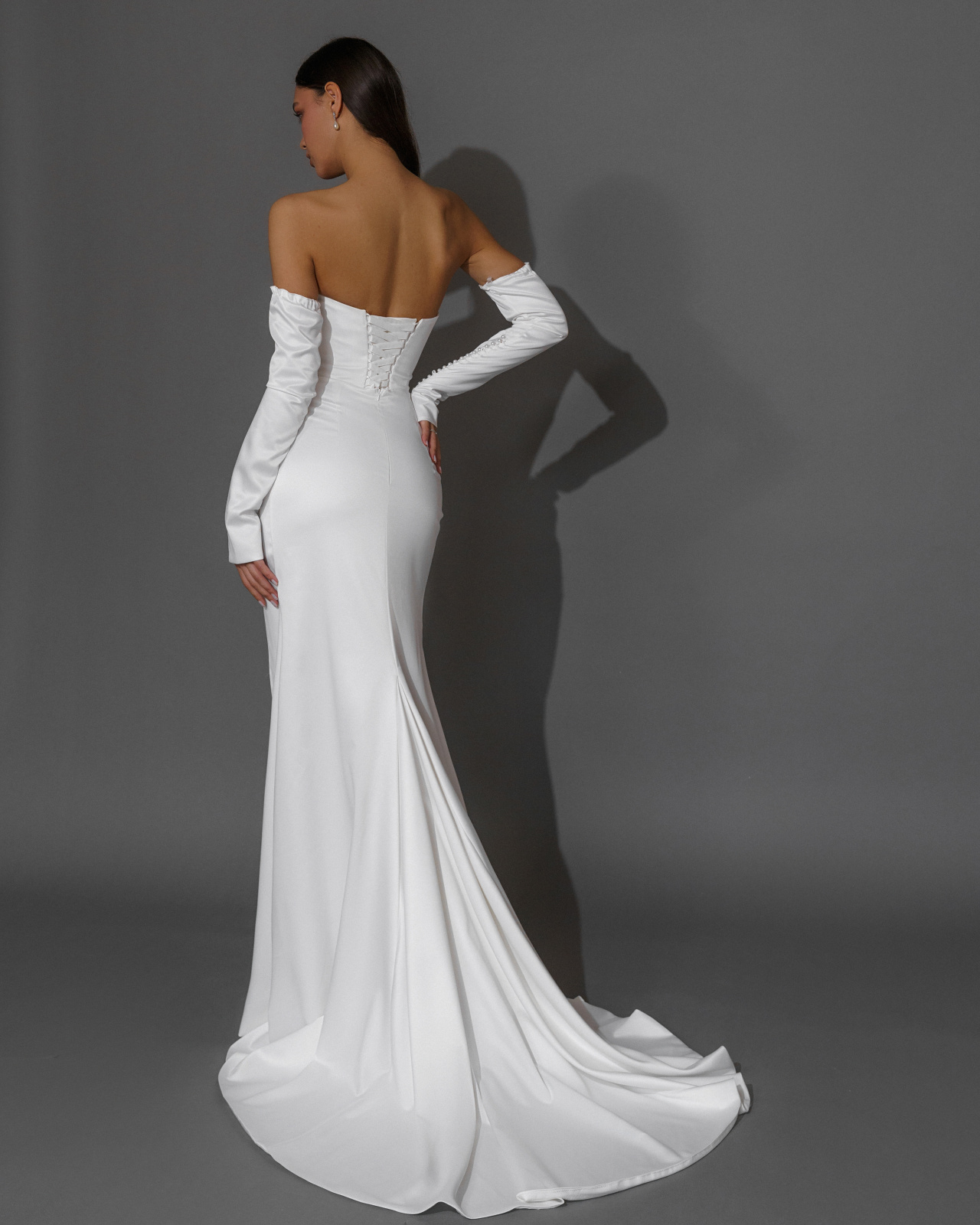 Атласное свадебное платья русалка с разрезом от бедра фото