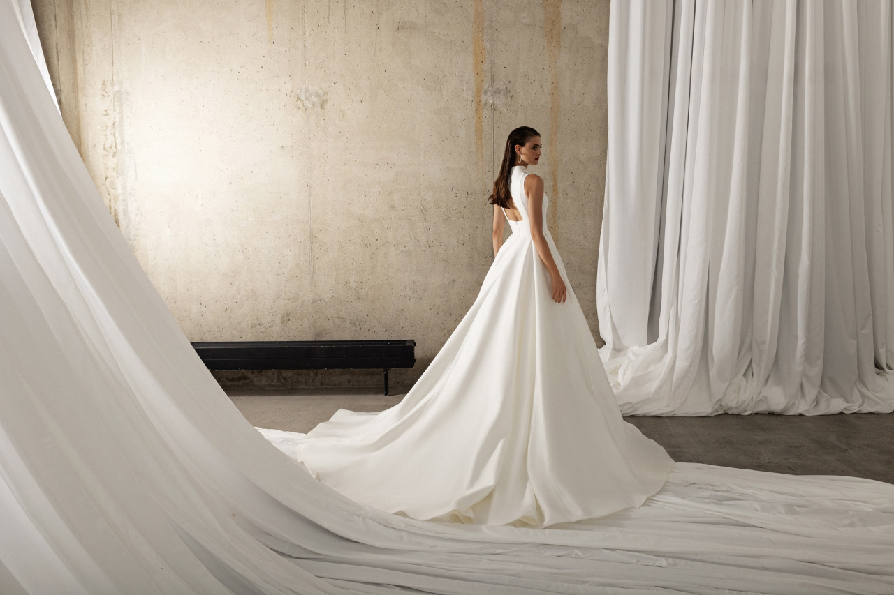 Роскошное платье из микадо с воротником-стойкой фото