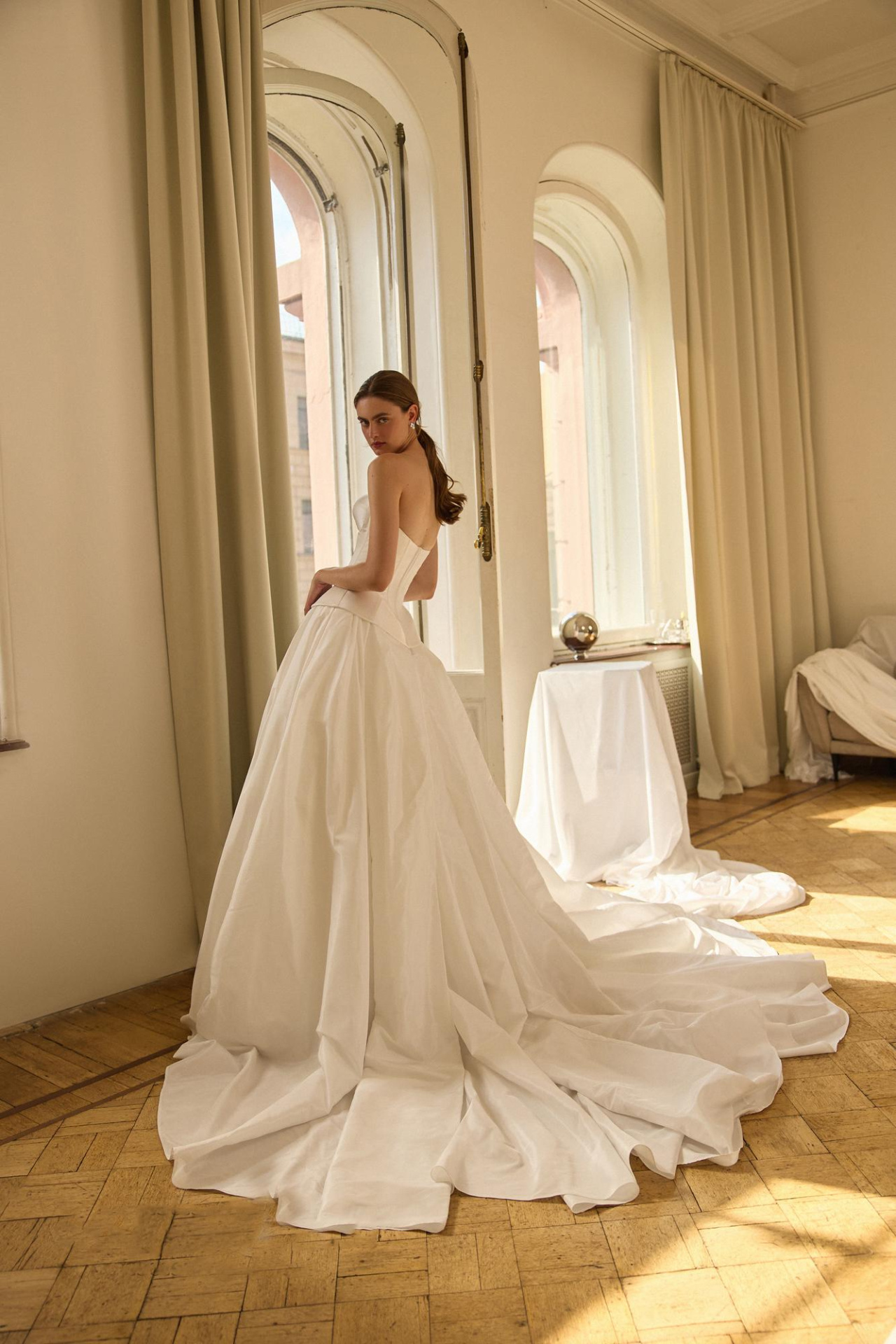 Свадебный комплект из пышной атласной юбки и корсета фото