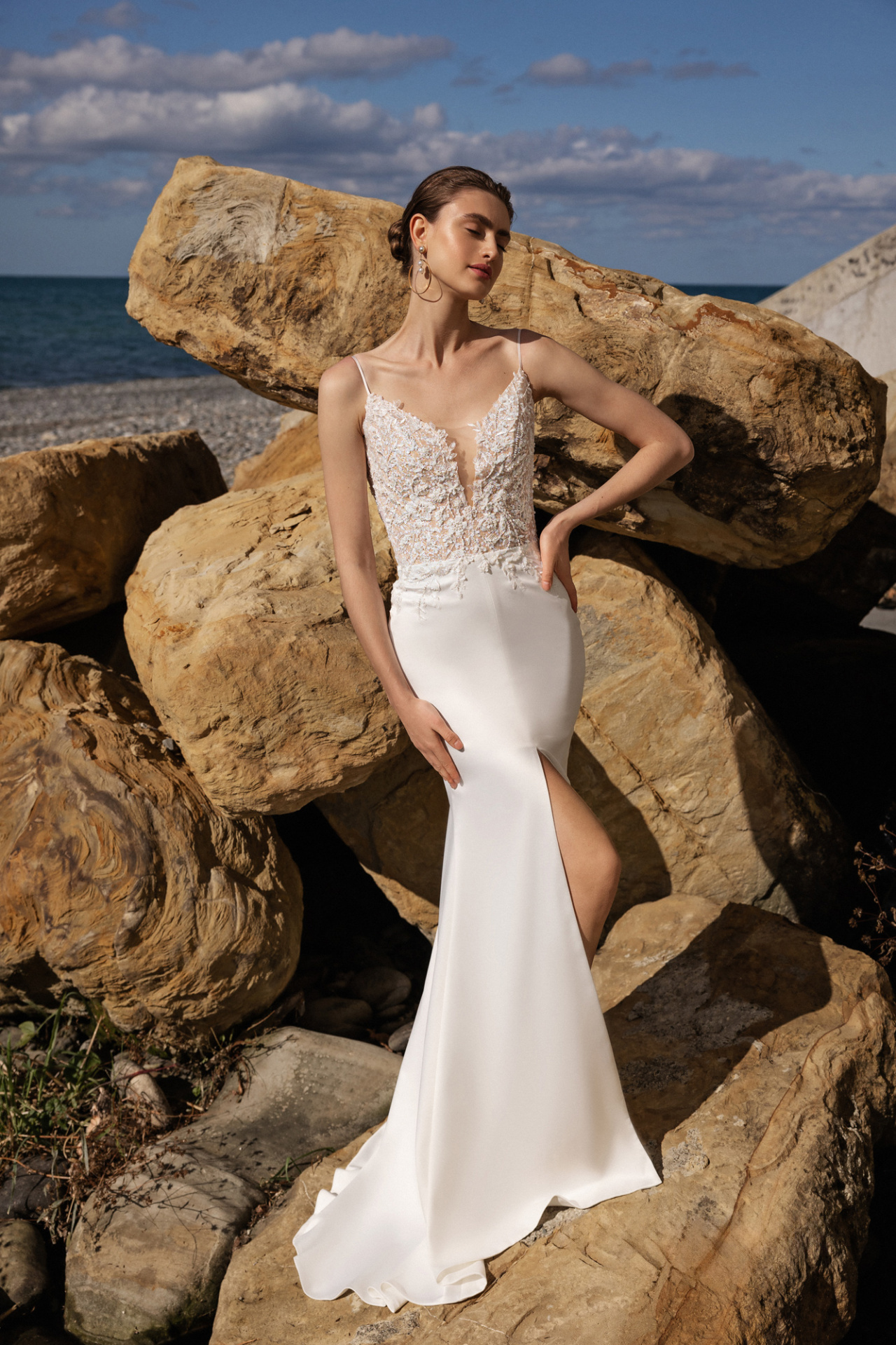 Сваденое платье рыбка с кружевным верхом на тонких бретелях фото