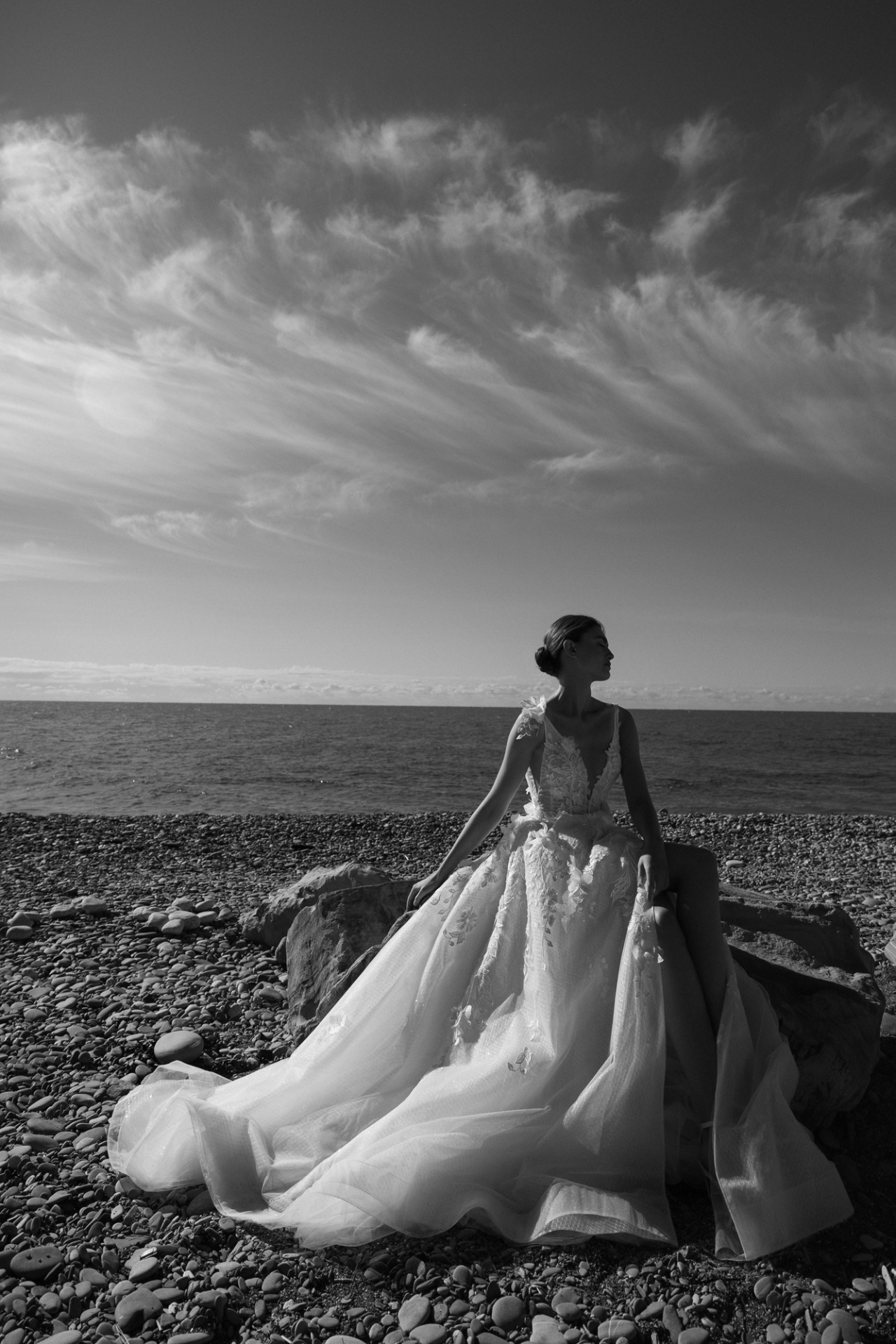 Кружевное свадебное платье с глубоким вырезом фото