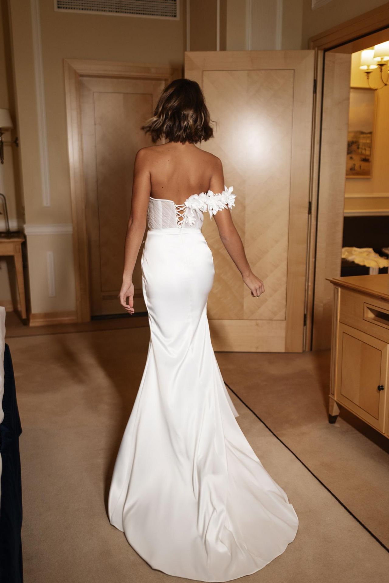 Свадебное платье с объемными цветами ручной работы фото