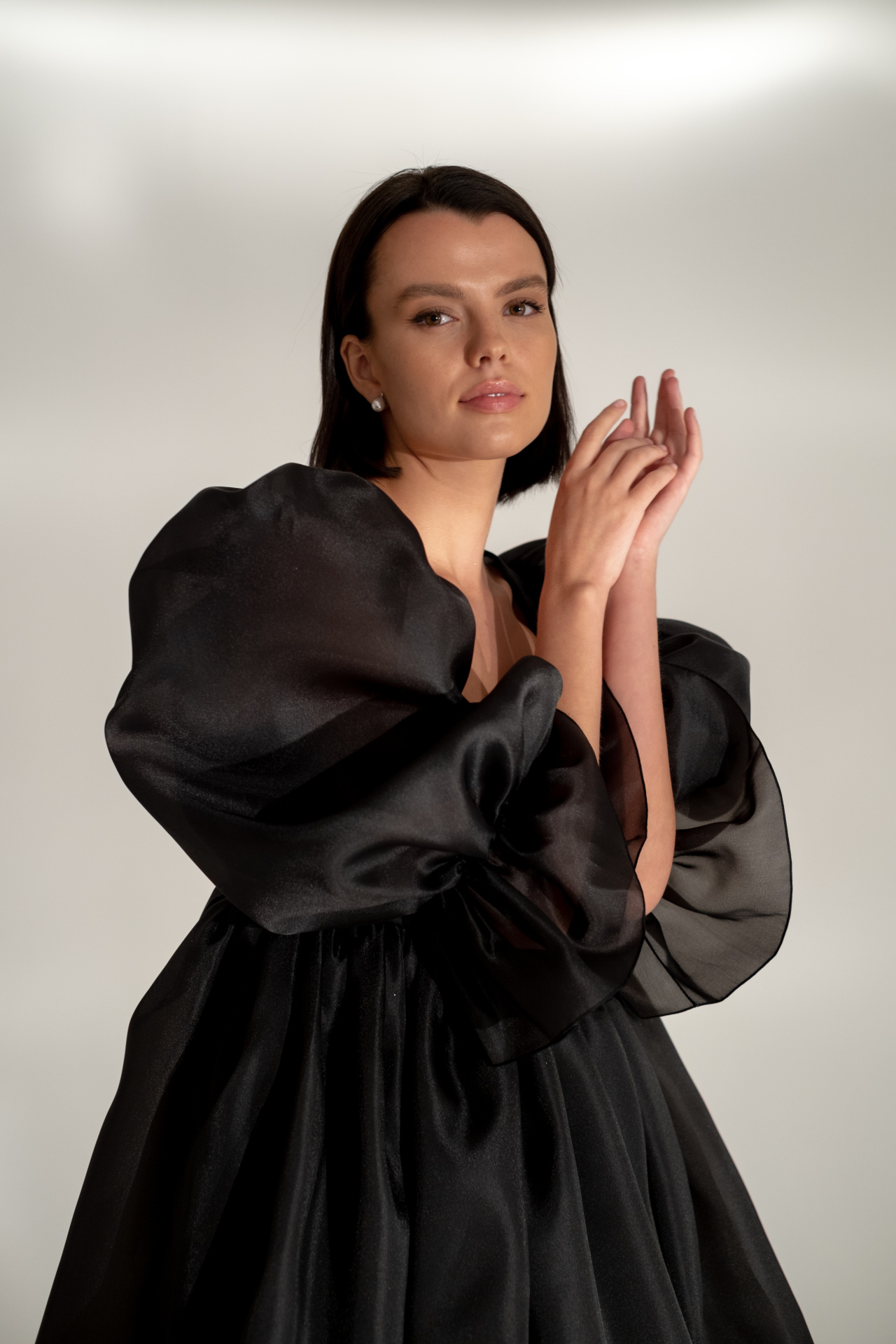 Короткое чёрное платье с объемными рукавами фото